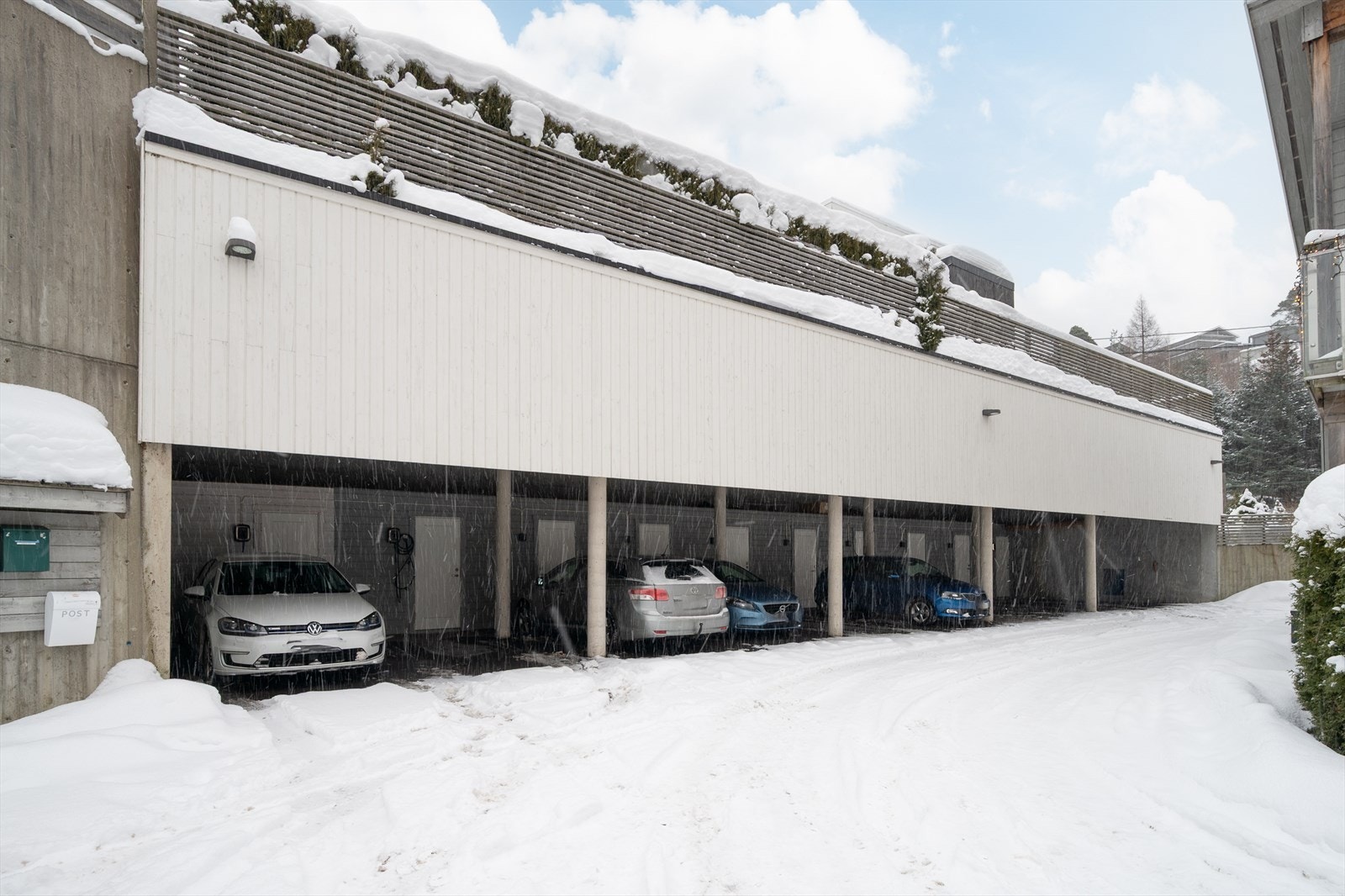 Felles carport i bakkant av boligen Galleribilde