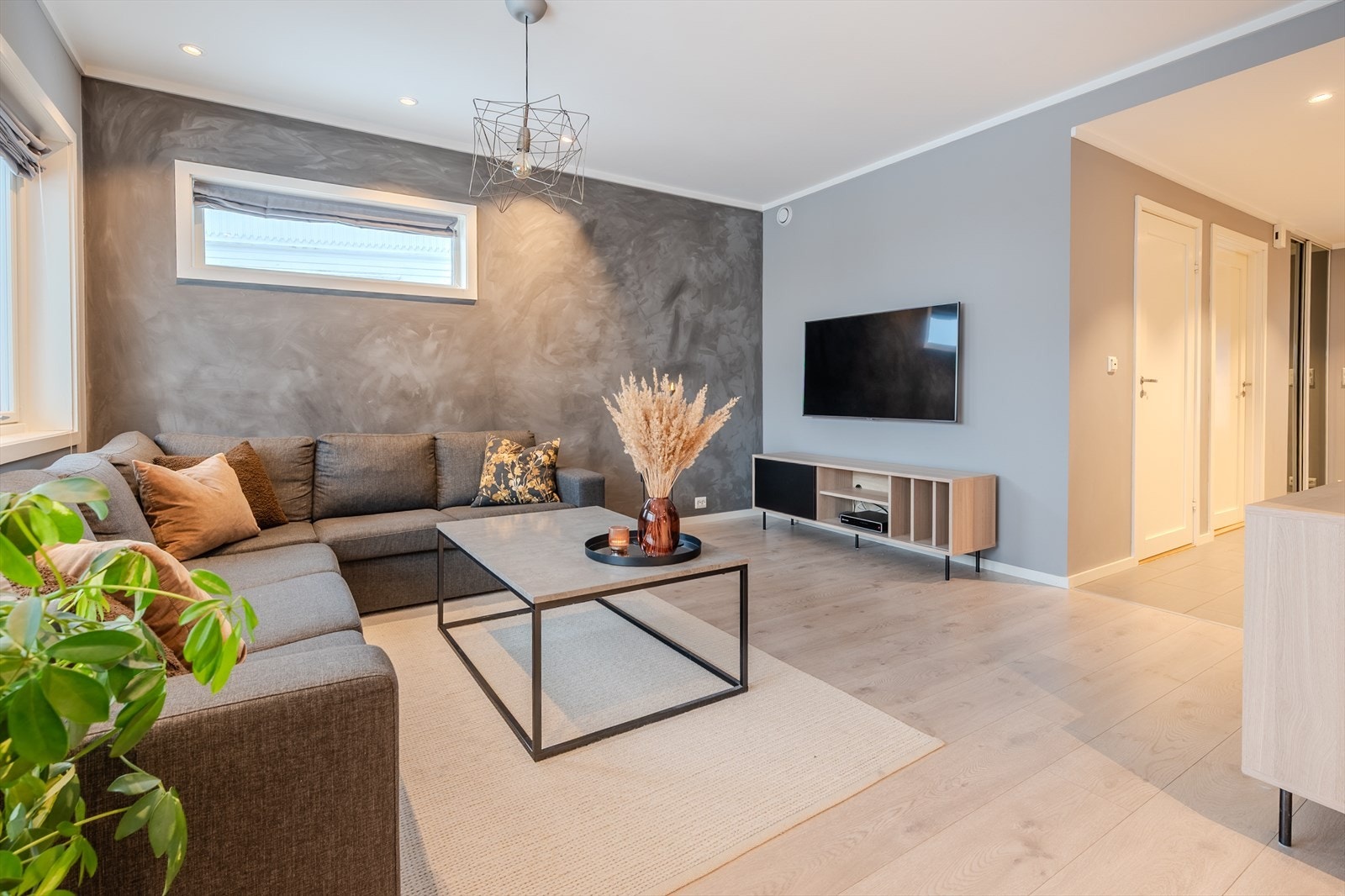 Smakfull bolig med laminatgulv og duse, tidsriktige farger Galleribilde