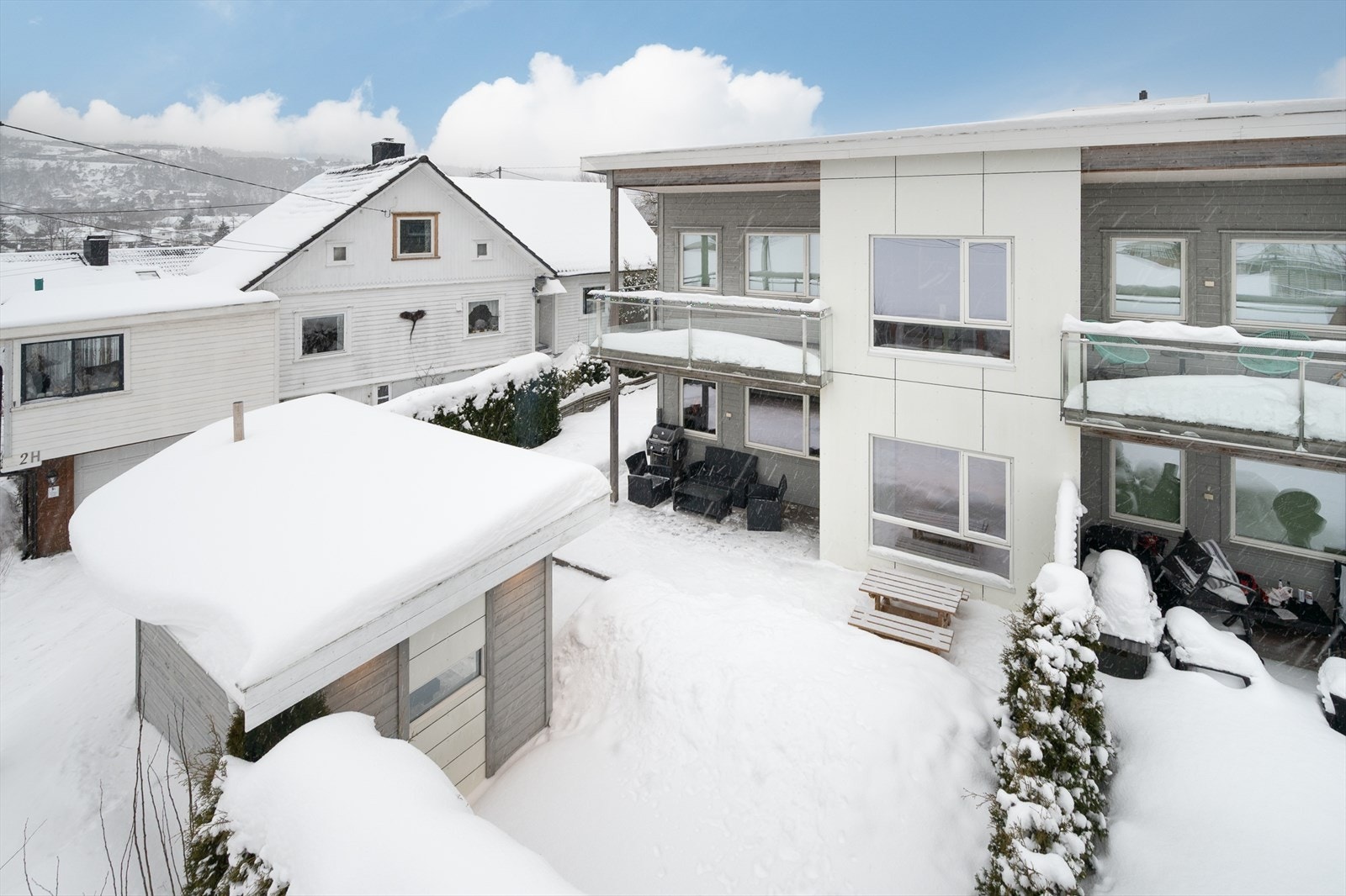 Skjermet terrasse og hage Galleribilde