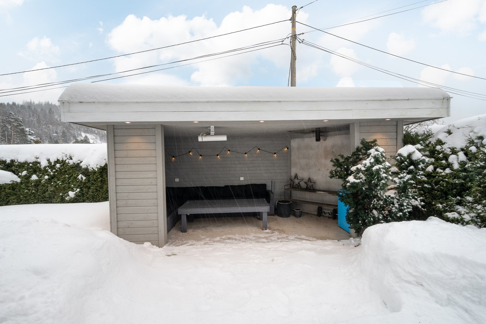 Koselig utestue med plassbygd sofa og innlagt strøm Galleribilde