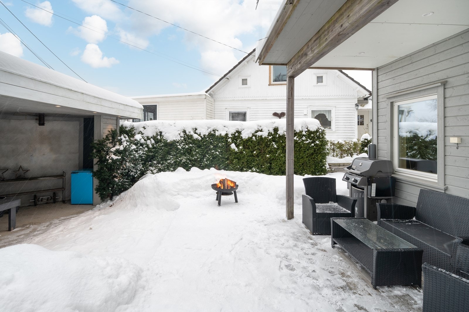 Uteplassen vender syd med gode solforhold Galleribilde