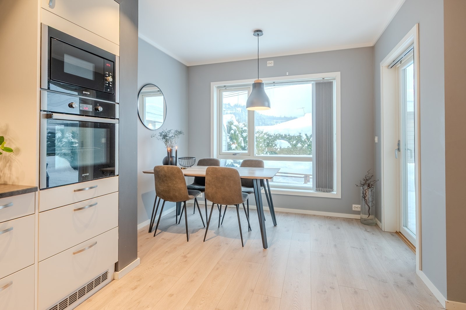 Utgang til sydvendt terrasse og hage Galleribilde