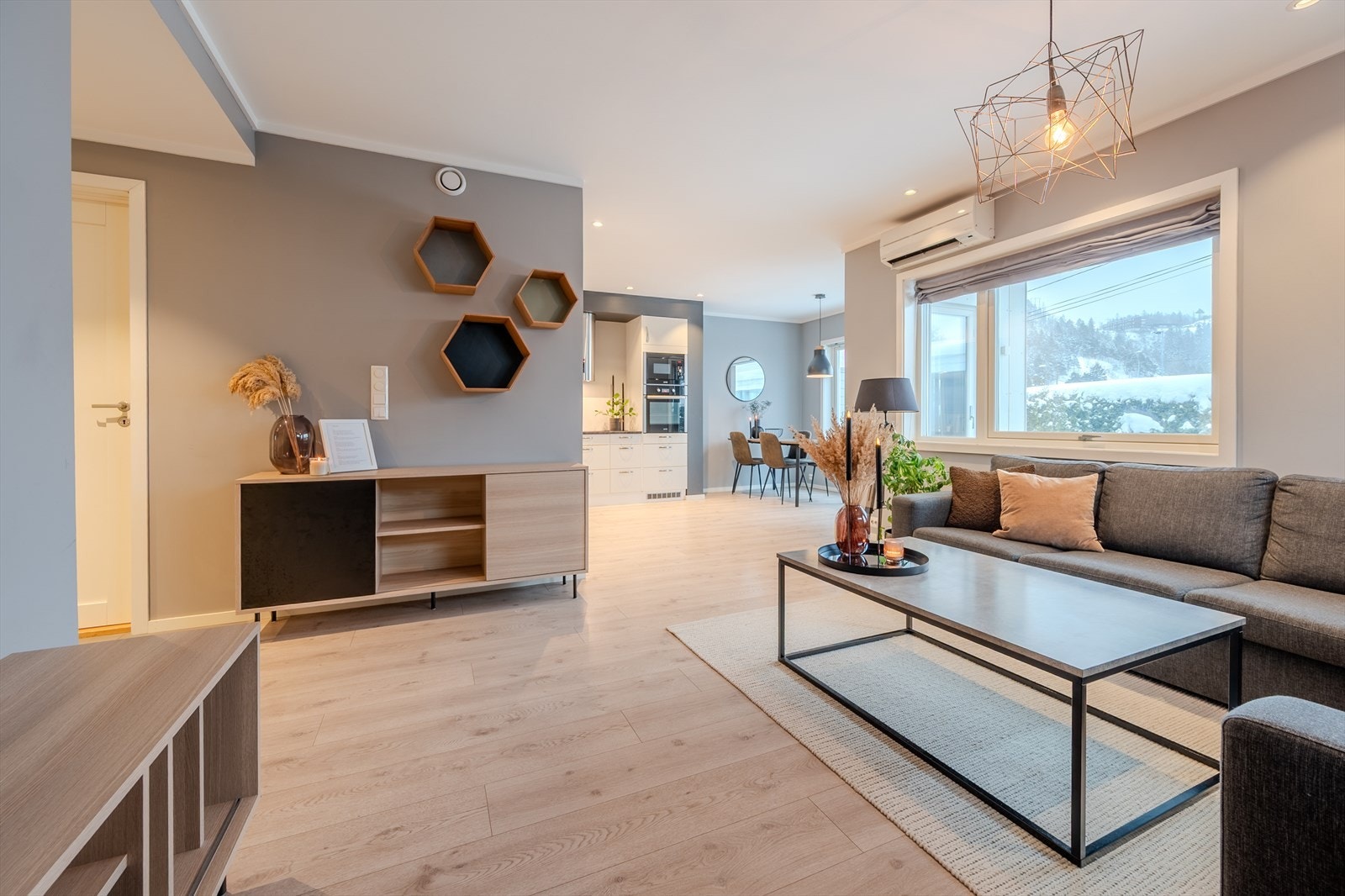 Sosialt allrom med åpen løsning mellom stue og kjøkken Galleribilde