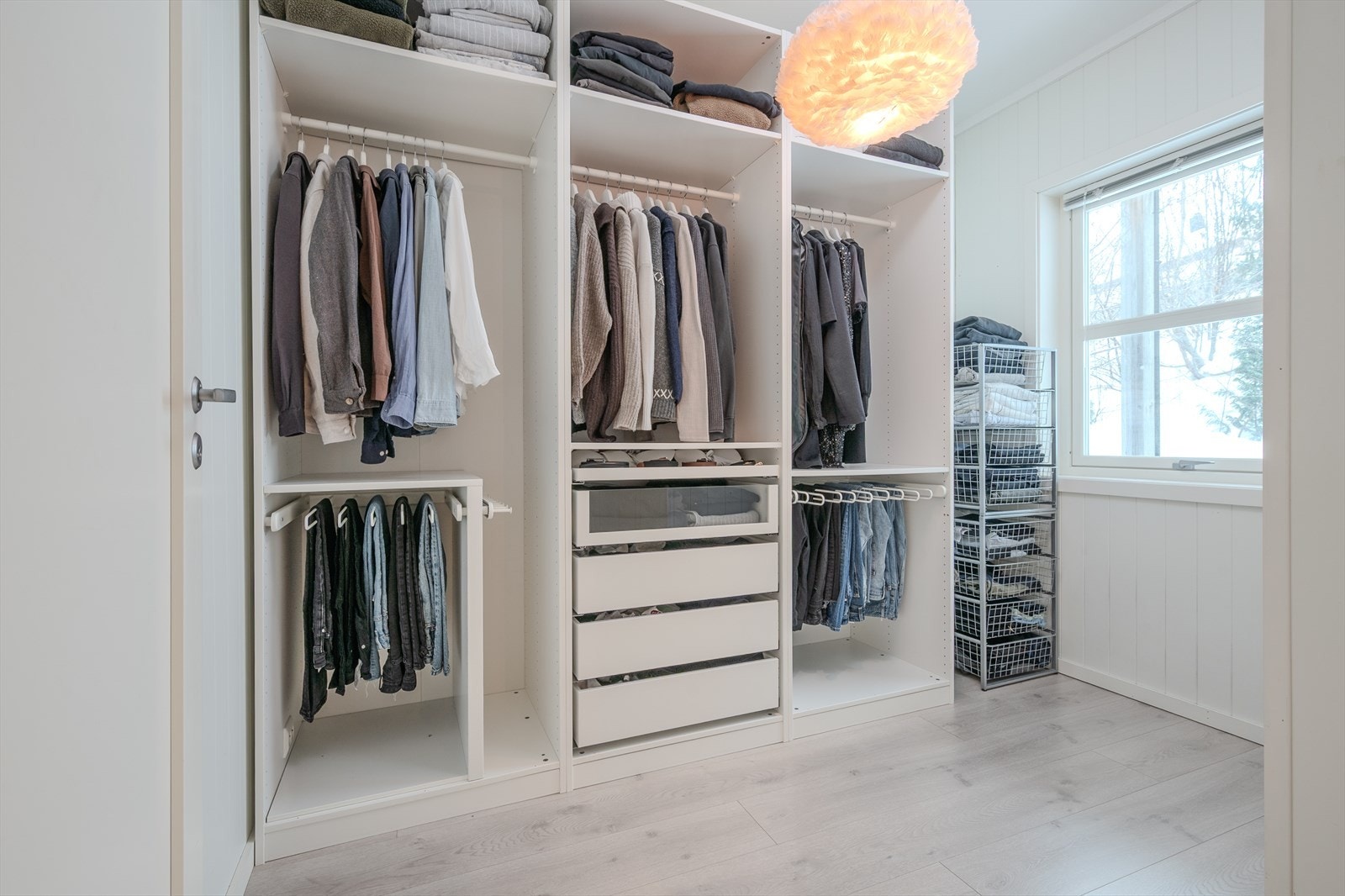 Soverom 2 - p.t. innredet som walk-in garderobe Galleribilde