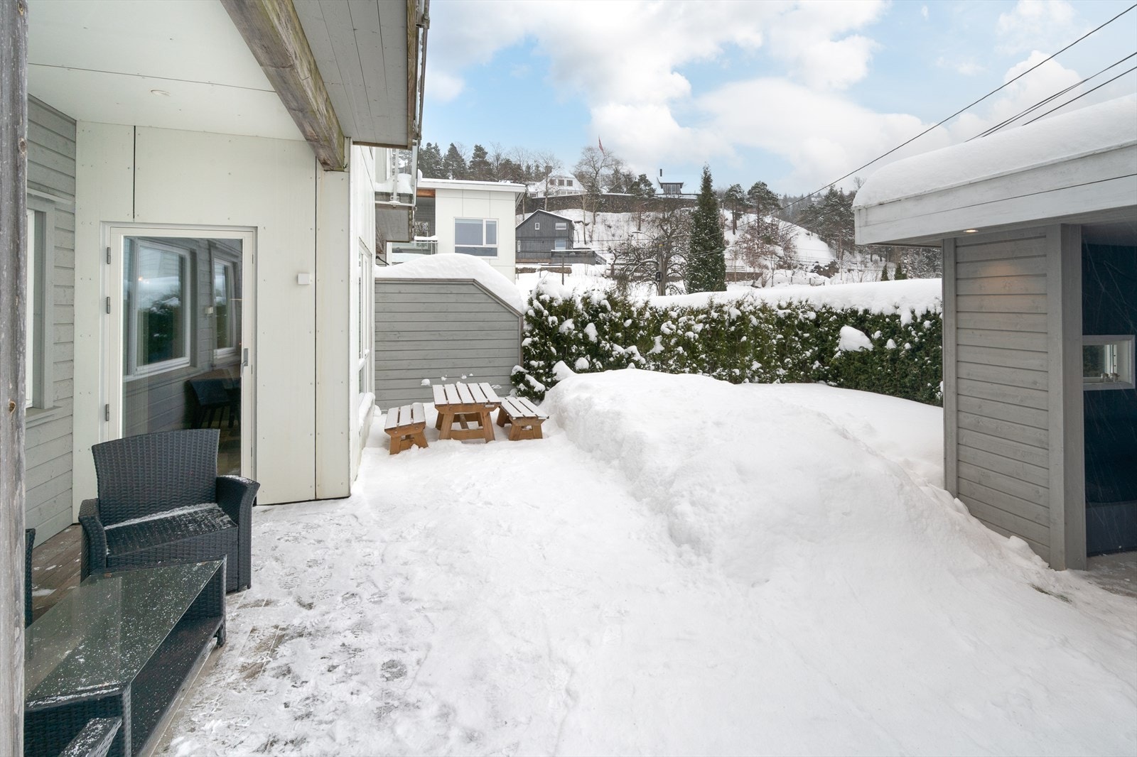 Hagen er innrammet med levegg, etablert hekk og spilegjerde Galleribilde