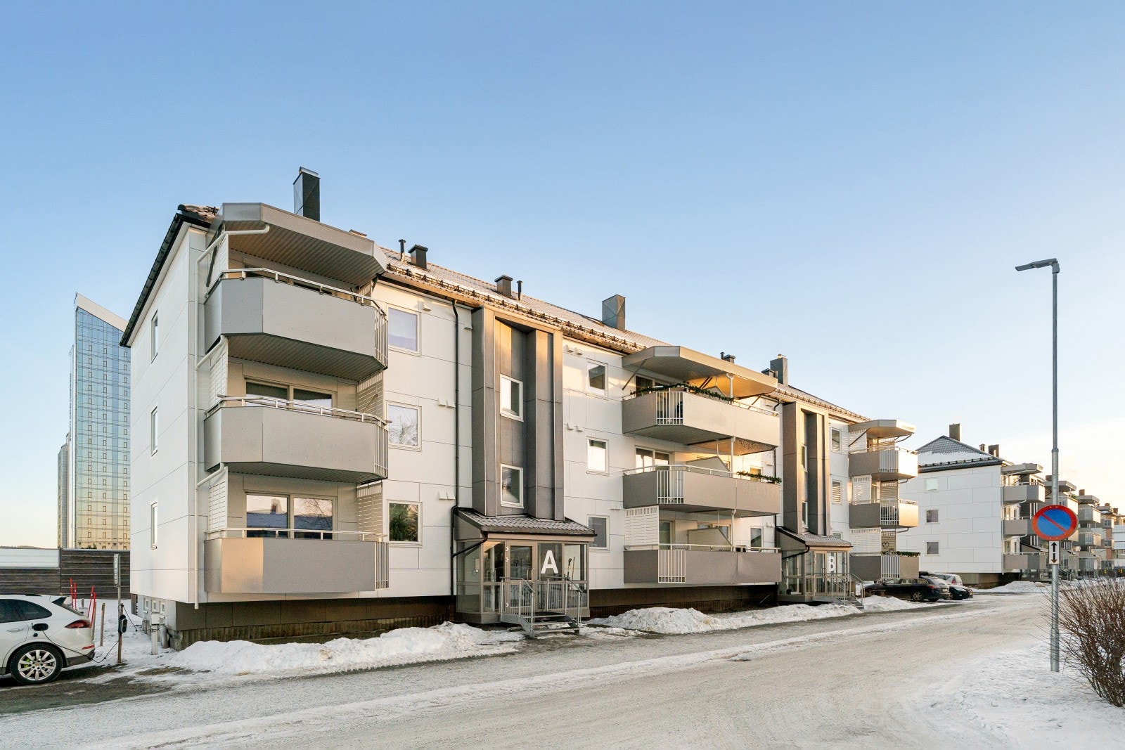 Bygget er vesentlig oppgradert de senere årene med blant annet nytt tak, etterisolering, ny kledning samt utskifting av vinduer og dører. Galleribilde