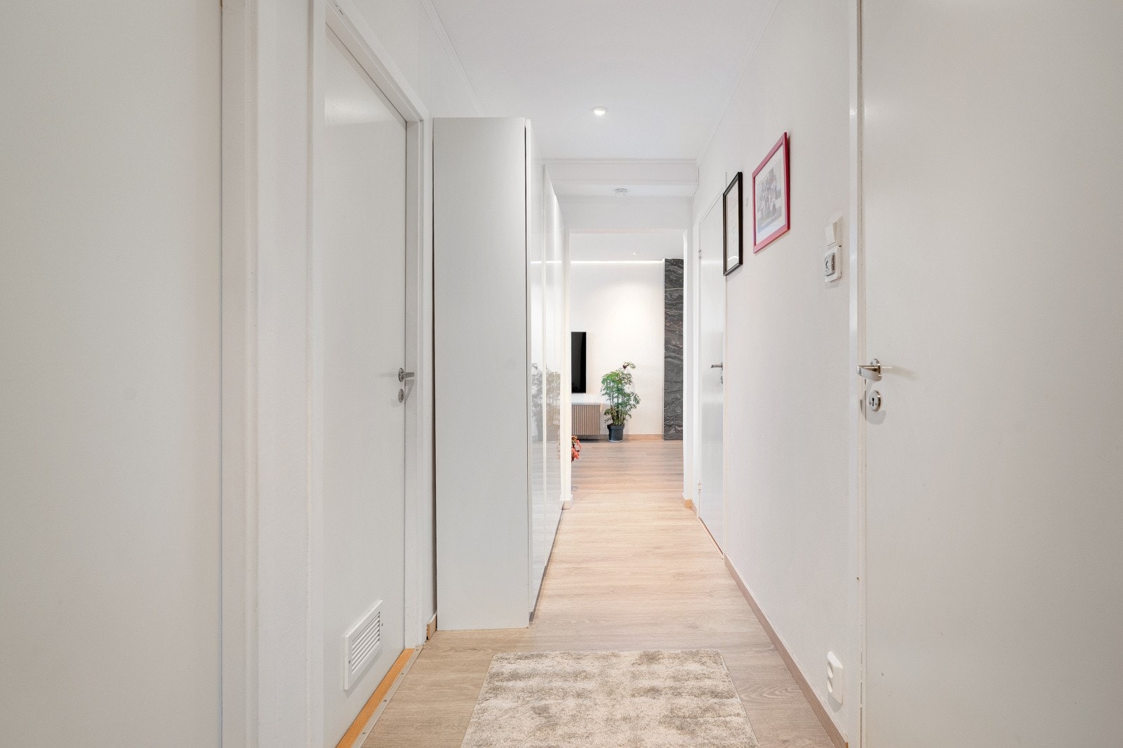 Det følger mye lagringsplass med et bodareal på 10 kvm fordelt på 3 boder. Galleribilde