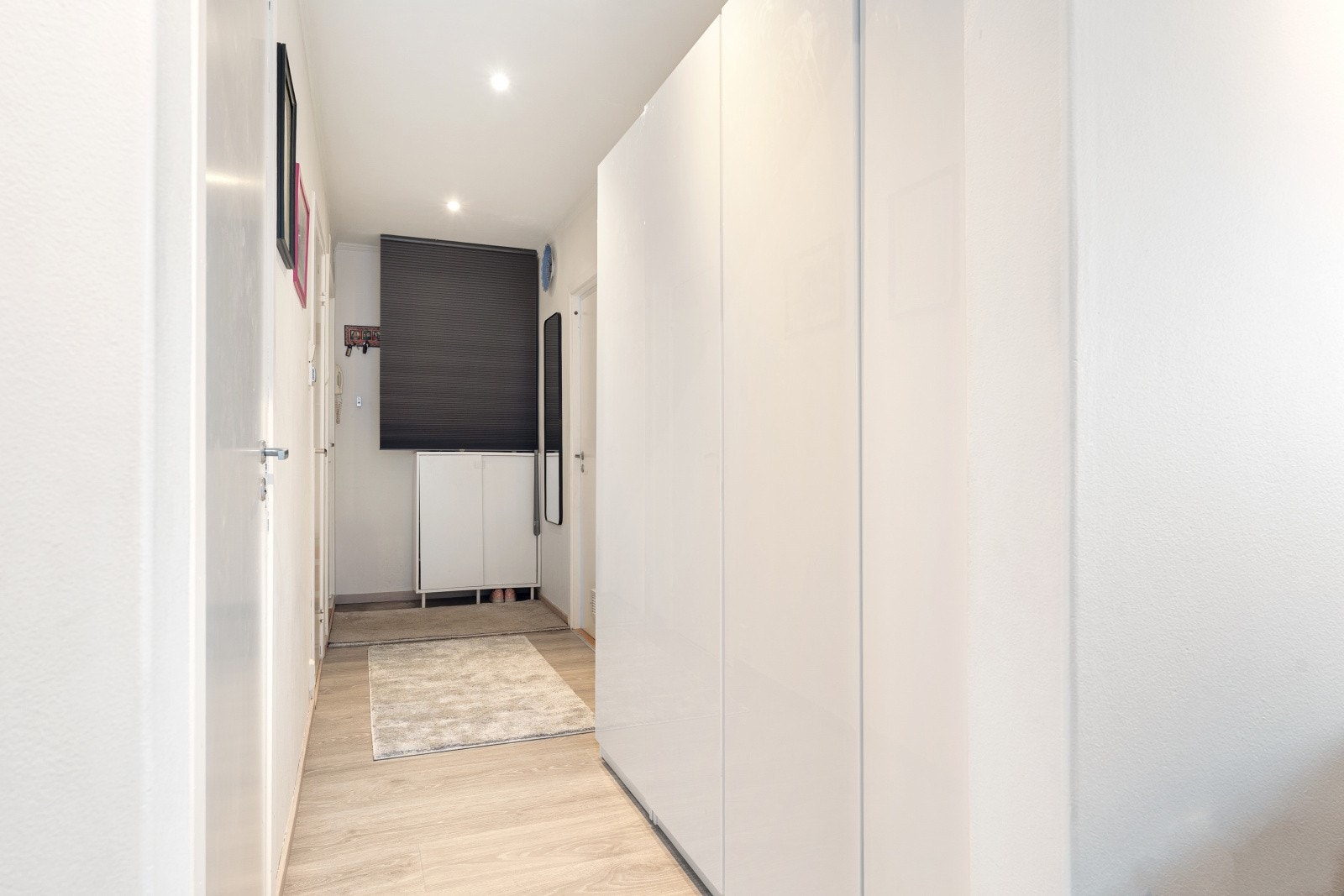 Gangen har laminat på gulv, malt mur på vegger og malte plater i himlingen med integrerte spotter. Entréen er i tillegg utstyrt med porttelefon. Galleribilde