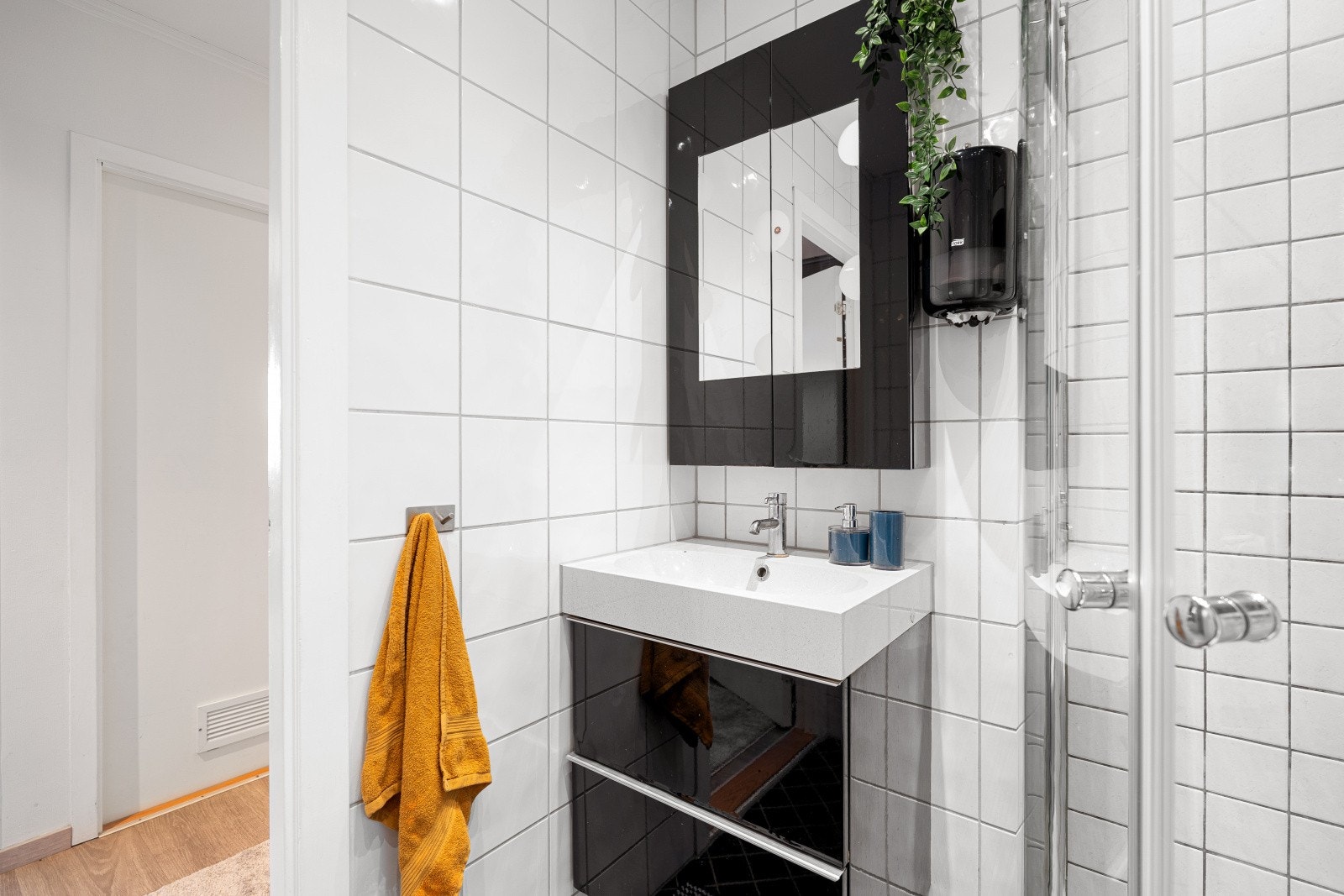 Badet har mekanisk avtrekk og elektrisk gulvvarme for godt inneklima og komfort. Galleribilde