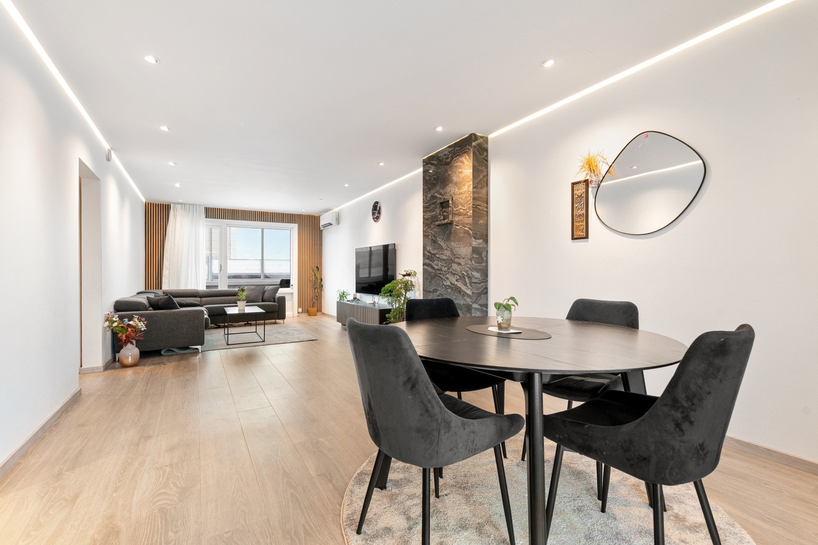 Borettslaget har gjennomført betydelige oppgraderinger i nyere tid, herunder vinduer og dører (2022), vaskerom (2020), nytt tak samt ny kledning med etterisolering, balansert ventilasjon med varmegjenvinning etc. Galleribilde