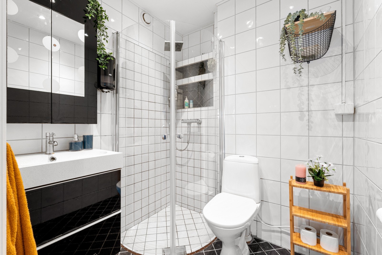 Badet har flis på gulv og vegger, samt Takess-plater i himlingen med integrerte spotter. Galleribilde