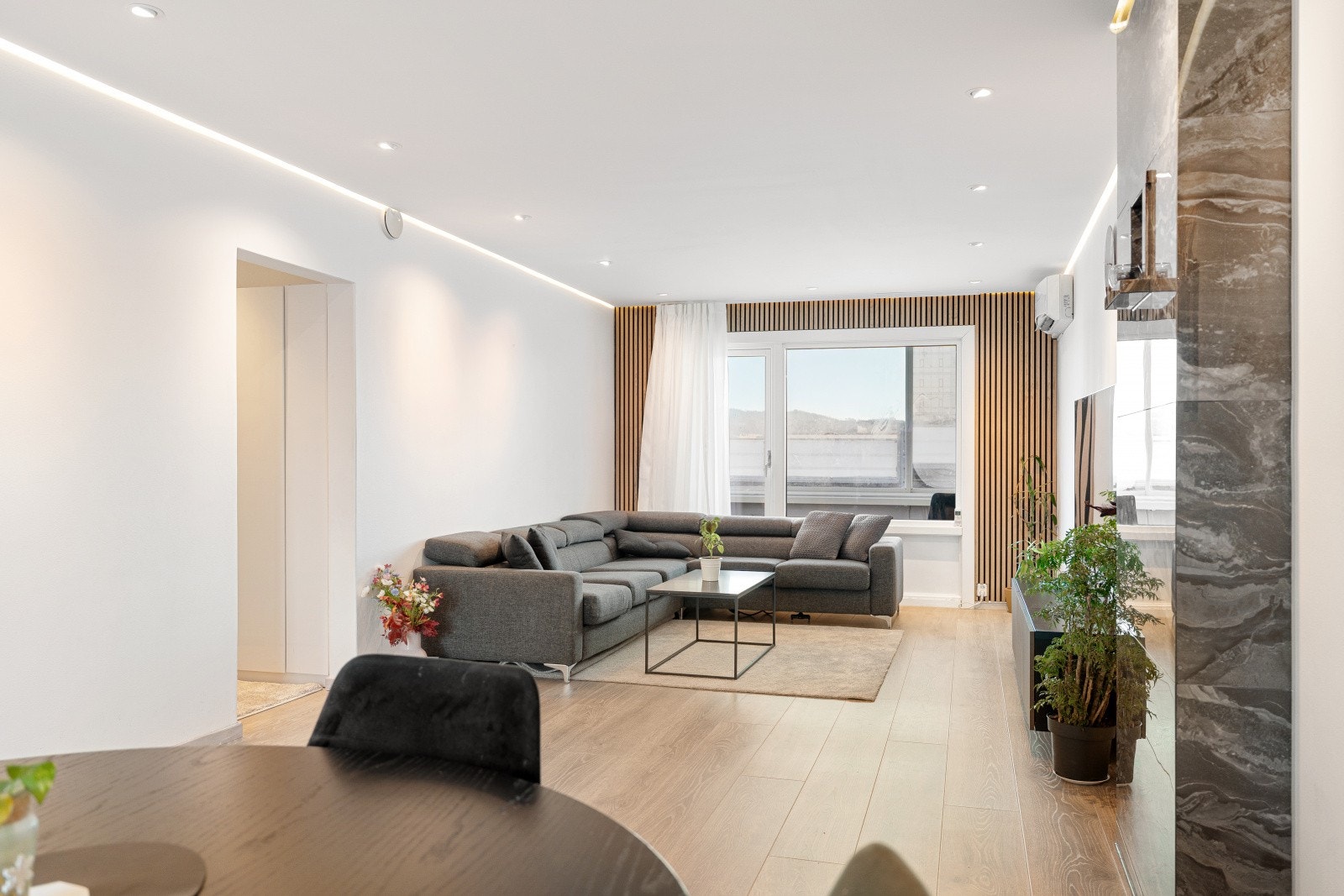 Stuen har en gjennomgående god standard med moderne overflater og et stilrent uttrykk. Galleribilde