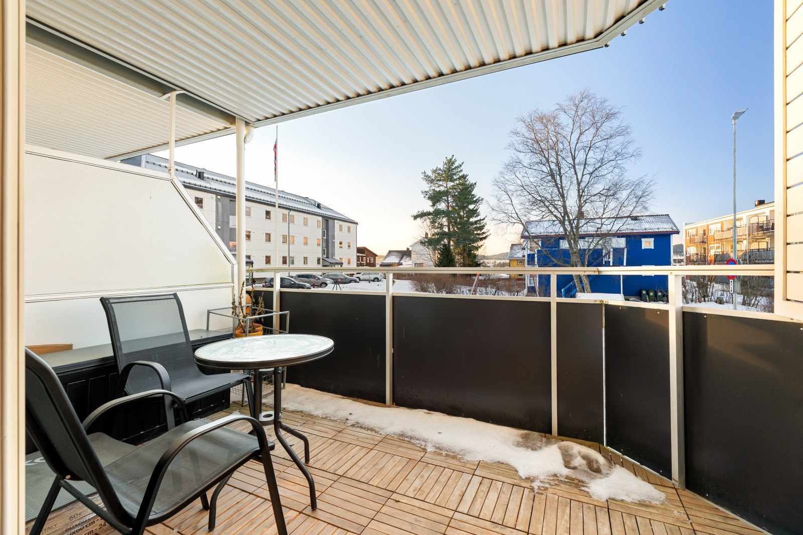 Balkongen på framsiden har takoverbygg. Her får du ettermiddag/kveldssolen. Galleribilde