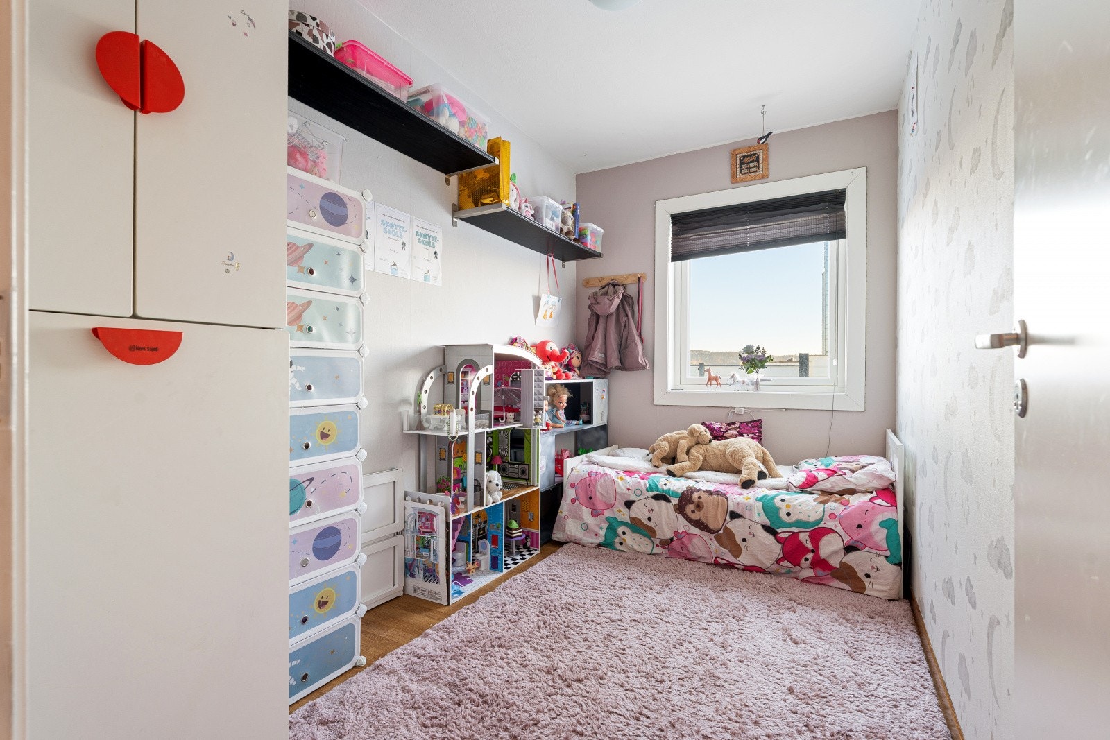 Soverom 2 har også godt med plass for dobbeltseng og tilhørende møblement. Galleribilde