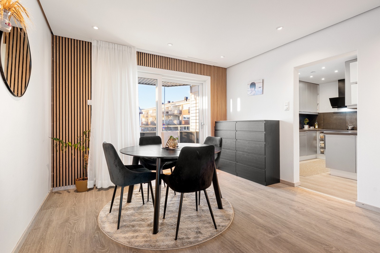 Stue/spisestue er på hele 31 kvm og har en luftig, stilig romfølelse. Her er det god plass til både sofagruppe og spisebord. Galleribilde