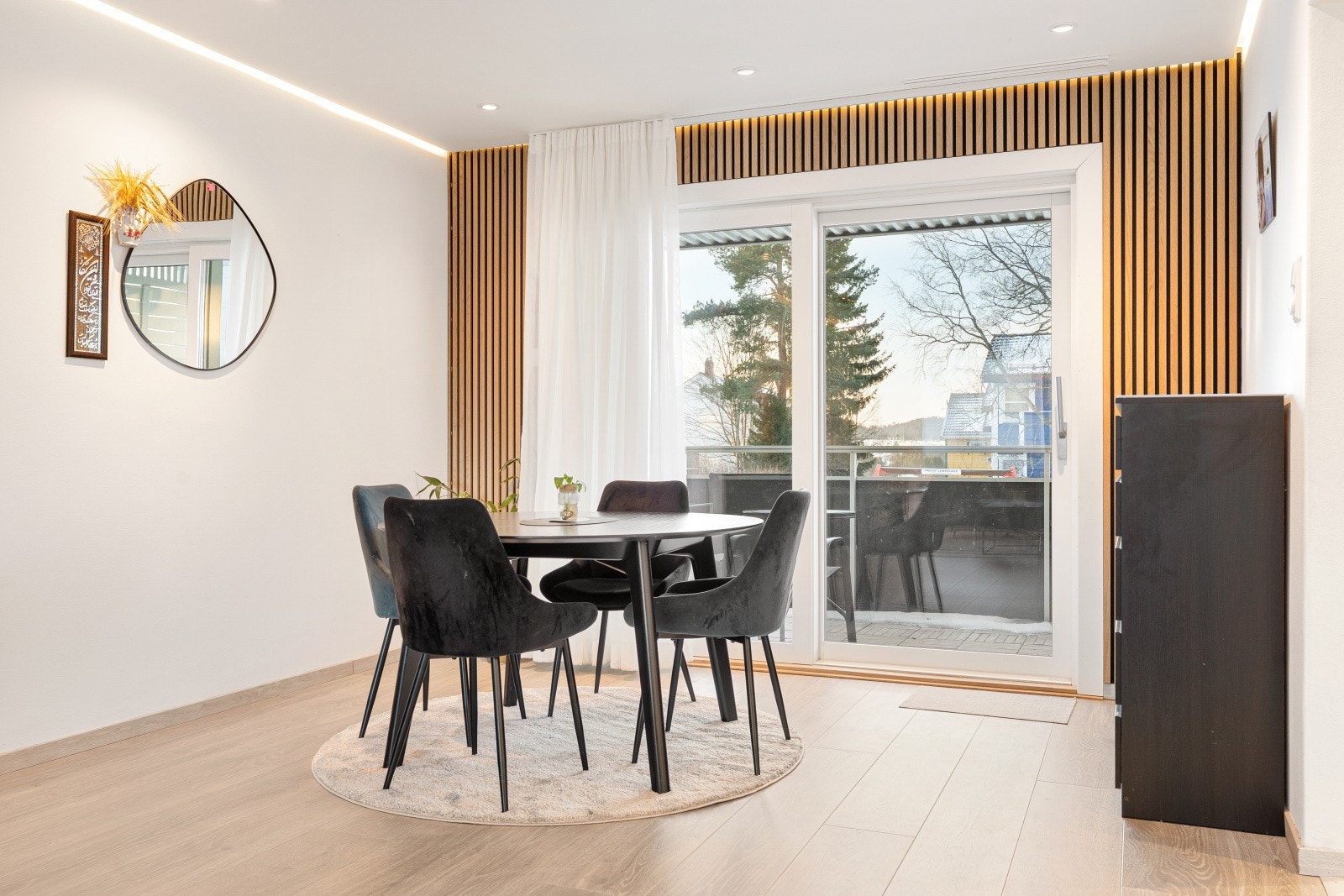 Boligen har 2 balkonger der du kan følge solen fra morgen til kveld Galleribilde