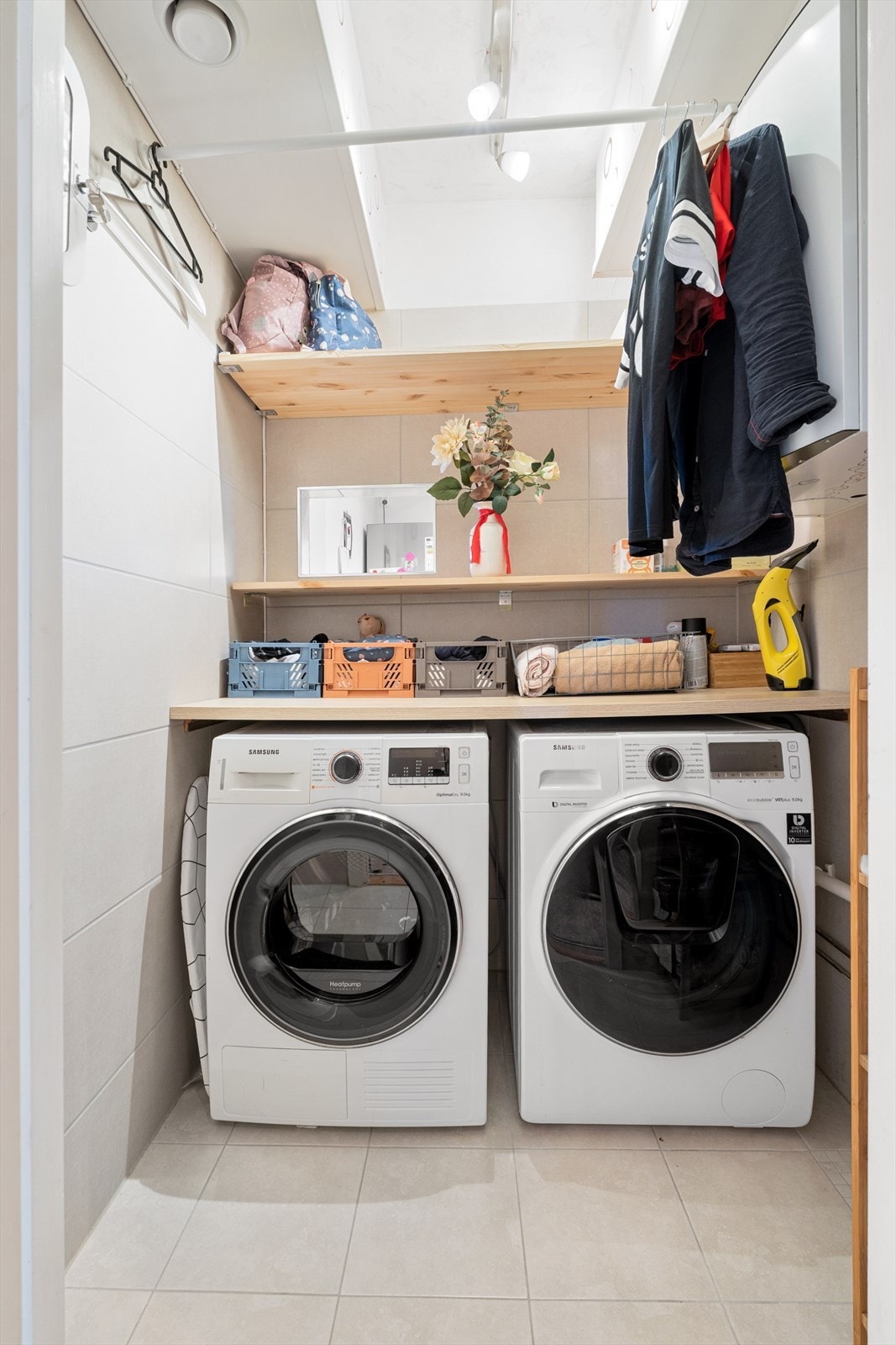 Vaskerommet har flis på gulv og vegger, og fremstår som praktisk og lett å vedlikeholde. Vaskerommet ble oppgradert i 2020 av faglært. Galleribilde