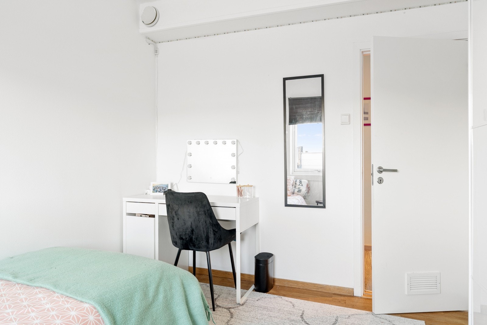 Det er installert balansert ventilasjon med varmegjenvinning, noe som sørger for et godt inneklima. Galleribilde