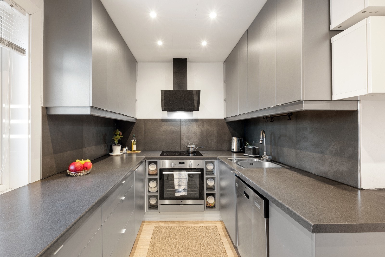 God skap- og benkeplass, kombinert med vindu ved arbeidsflaten, gjør kjøkkenet både praktisk og lyst. Galleribilde