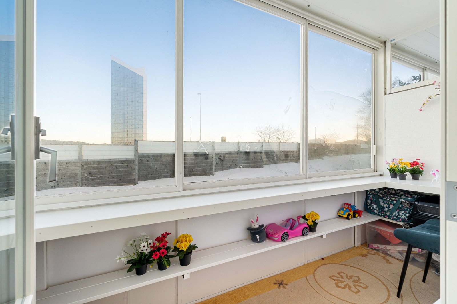 Fra stuen har du også utgang til en innglasset balkong med morgensol. Galleribilde