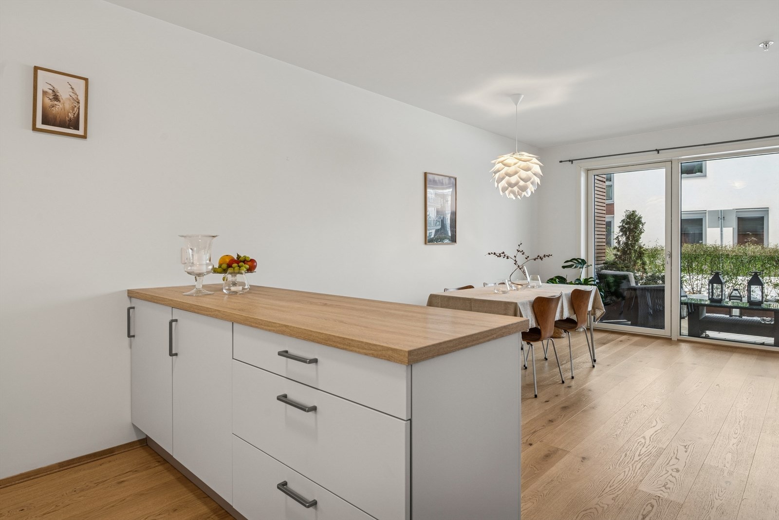 Kjøkkenhalvøya gir ekstra arbeidsflate og fungerer som en naturlig romdeler. Galleribilde