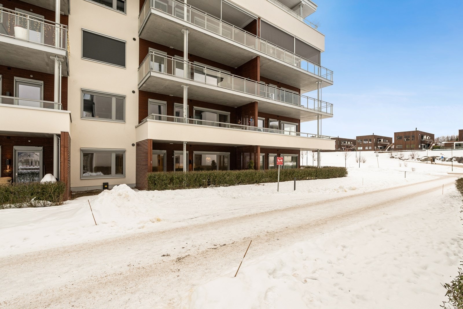 Tomten er pent opparbeidet med plen og fellesarealer. Galleribilde