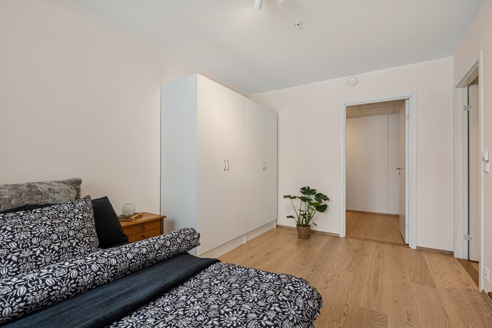 Hovedsoverommet har god plass til både seng og garderobeløsning. Galleribilde