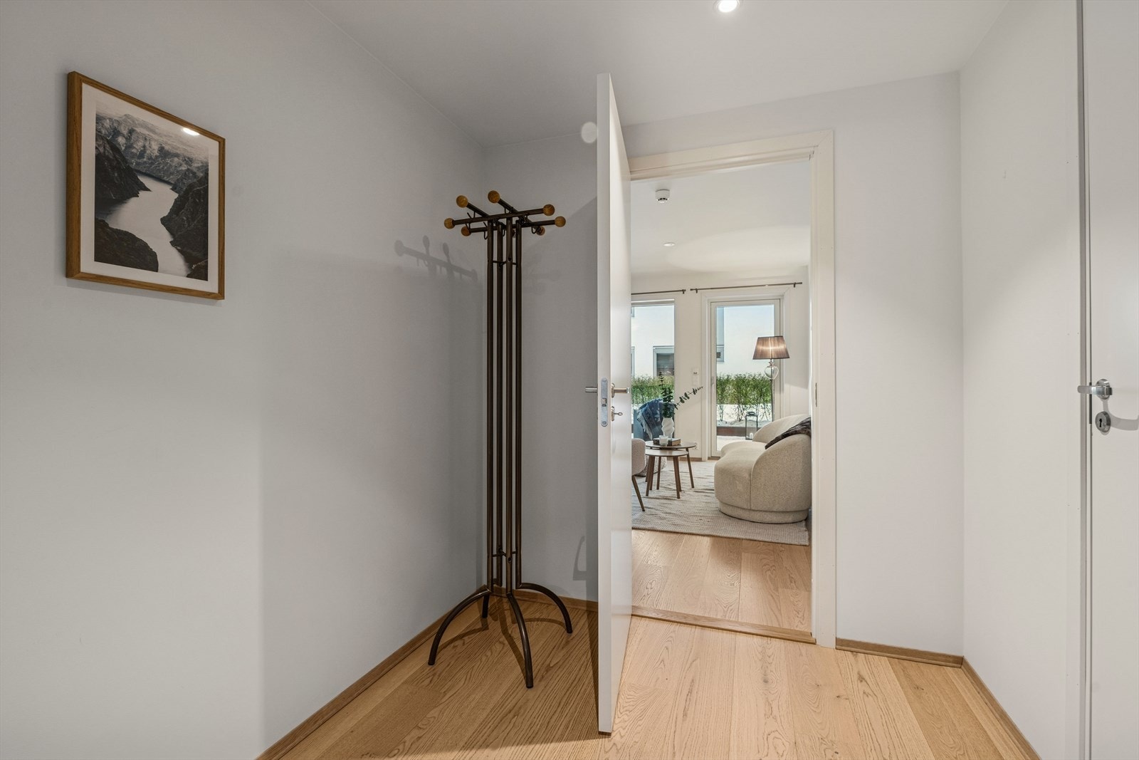 Entréen ønsker velkommen inn og har malte, glatte innerdører. Galleribilde