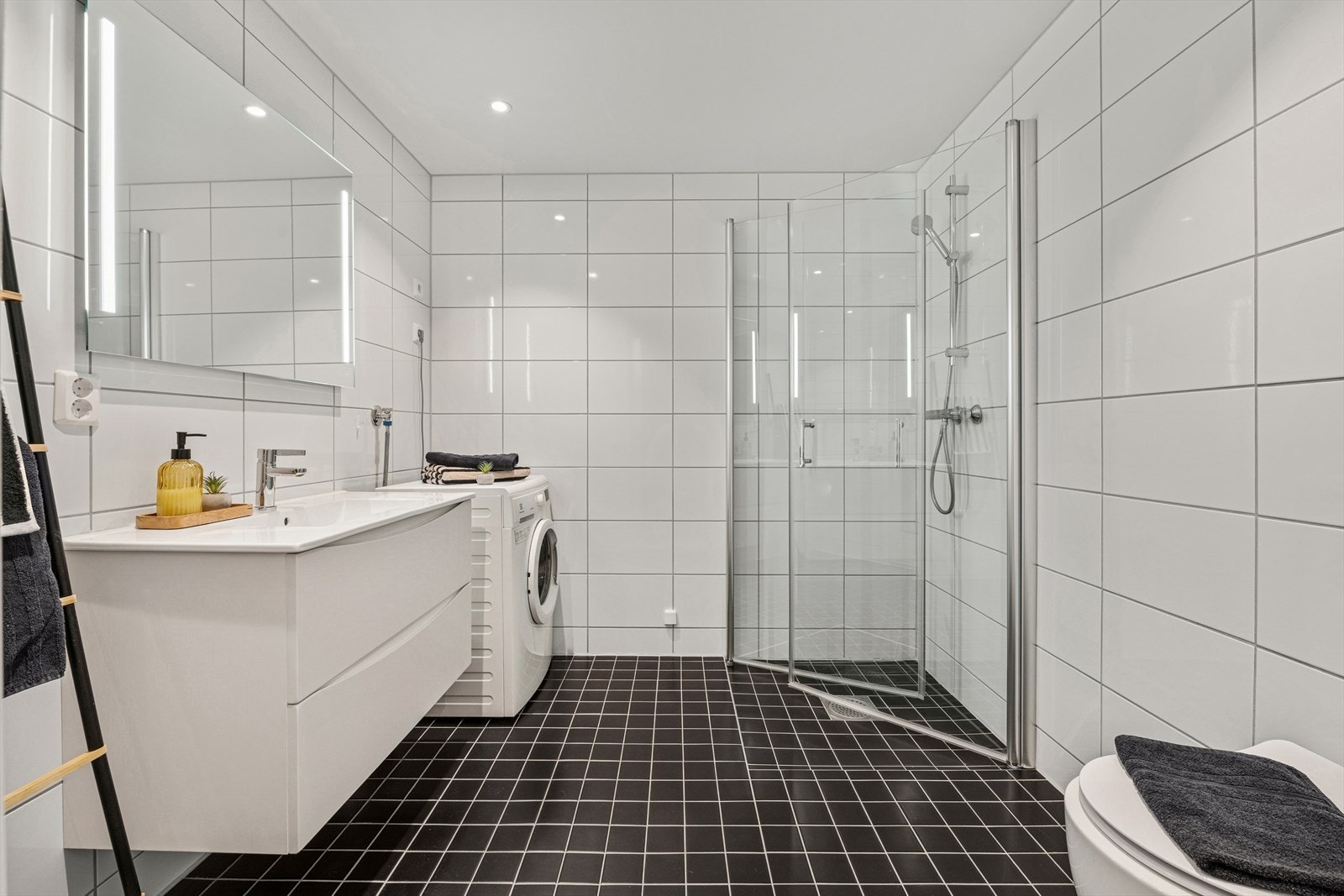 Badet har flislagte overflater, dusjhjørne med glassvegger og elektrisk gulvvarme. Galleribilde