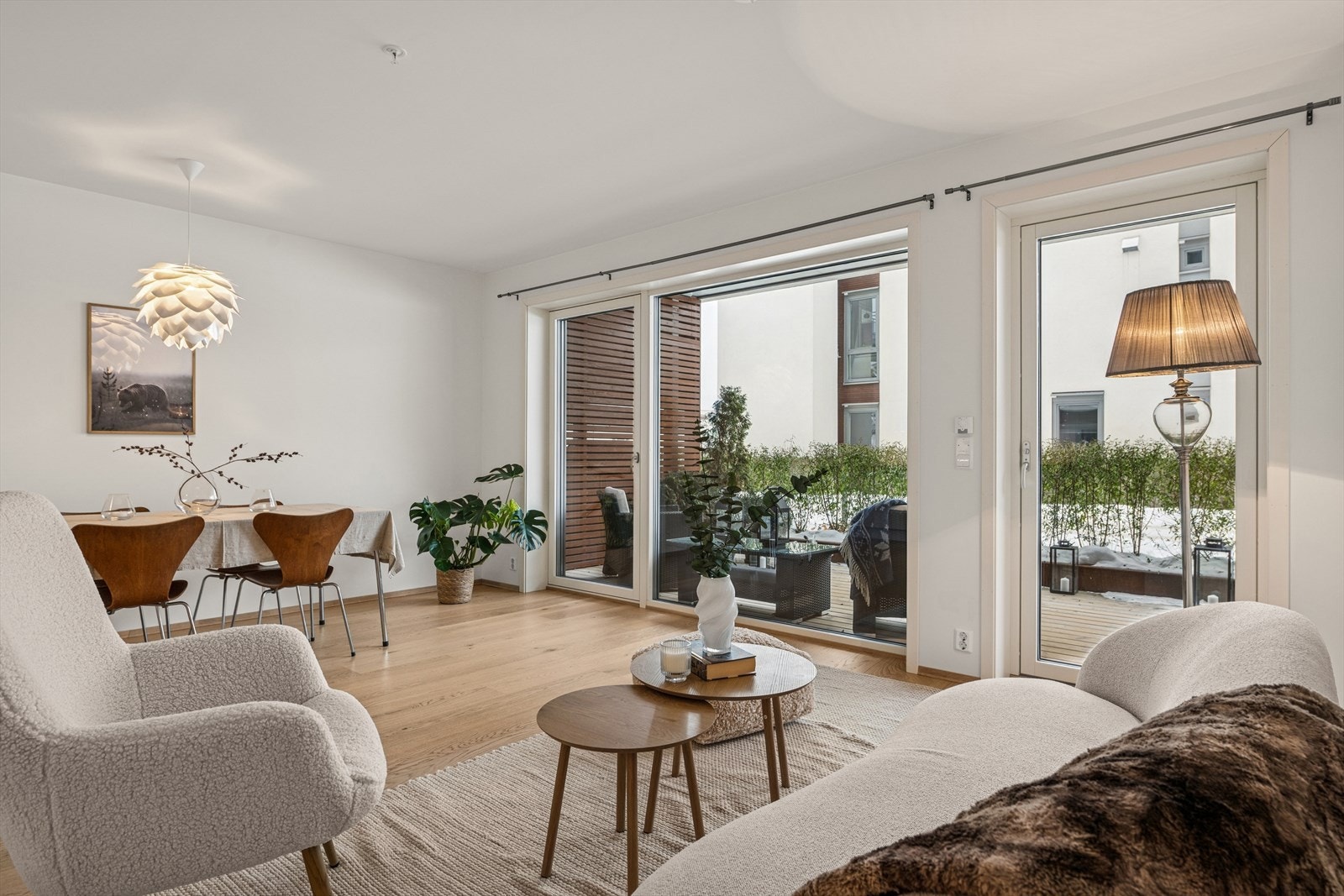 En takhøyde på 2,50 meter bidrar til en luftig og romslig atmosfære. Galleribilde