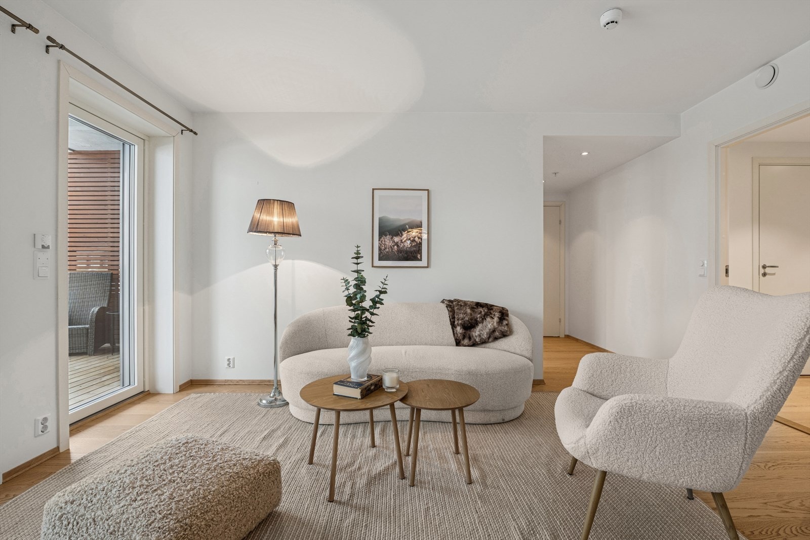 Lyse, malte flater på vegger og i tak gir et nøytralt utgangspunkt. Galleribilde