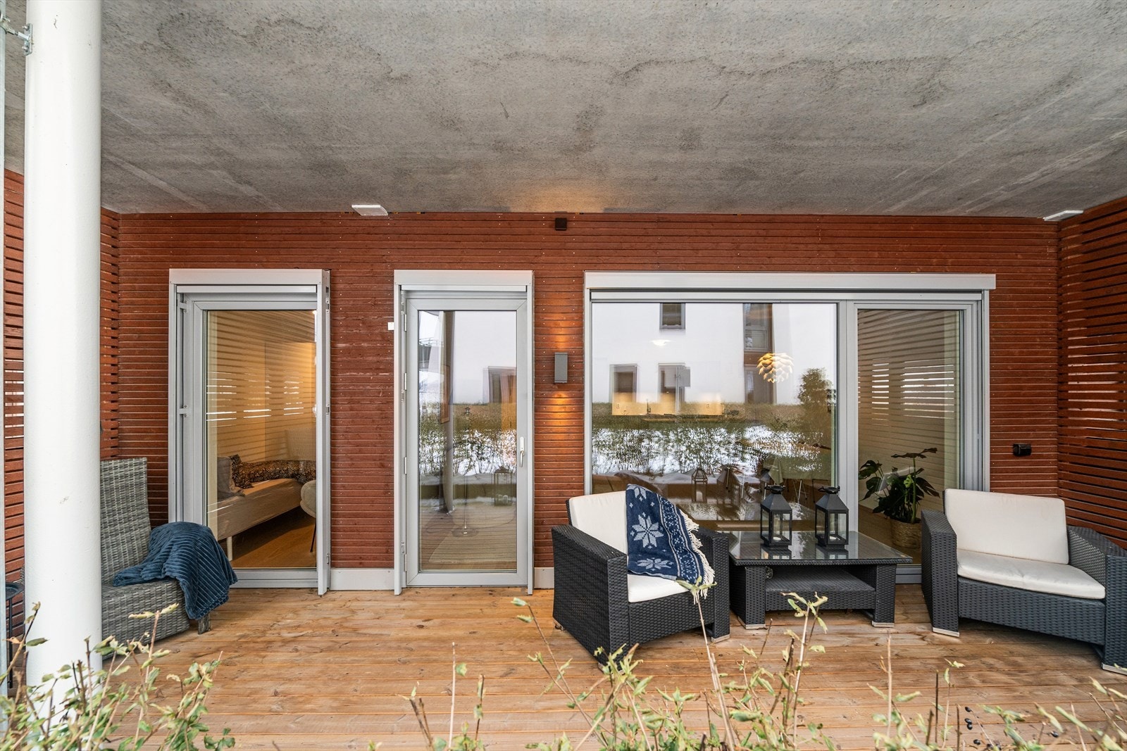 Den private uteplassen har adkomst fra både stuen og det ene soverommet. Galleribilde