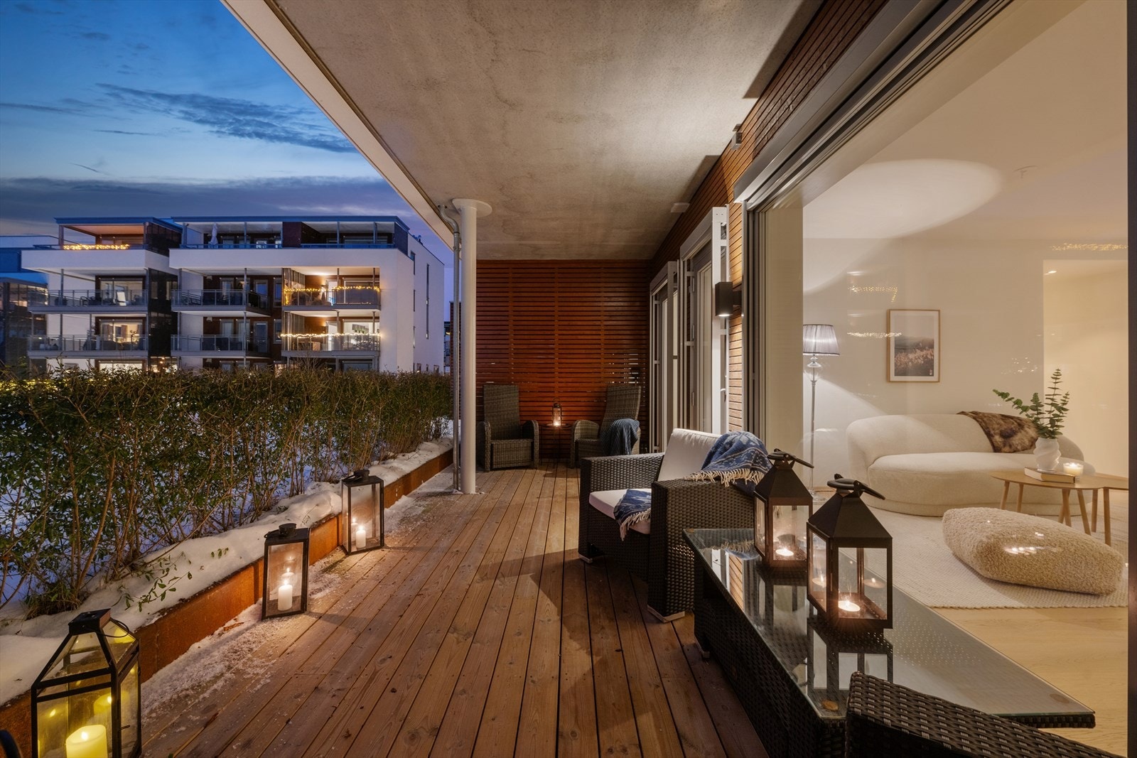 Den store markterrassen på 19 m² er en naturlig forlengelse av stuen. Galleribilde