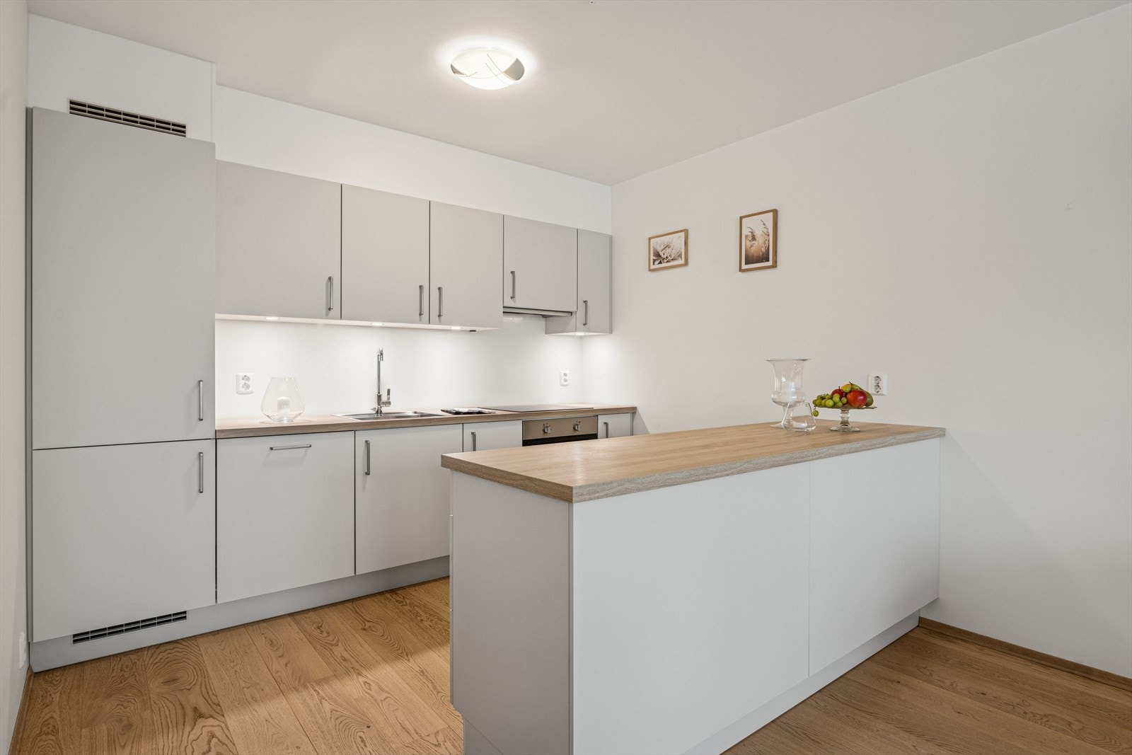 Moderne kjøkkeninnredning med glatte fronter og en praktisk laminat benkeplate. Galleribilde