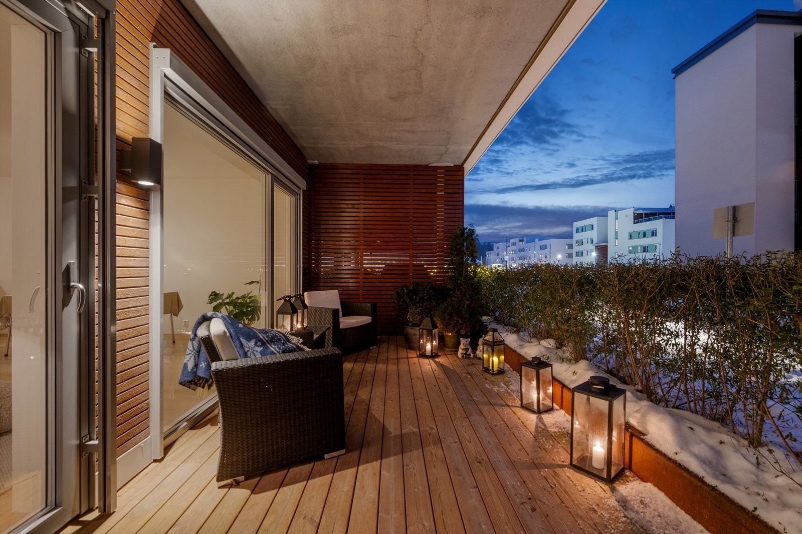 Uteplassen gir rikelig med rom for både sittegruppe og spisebord. Galleribilde