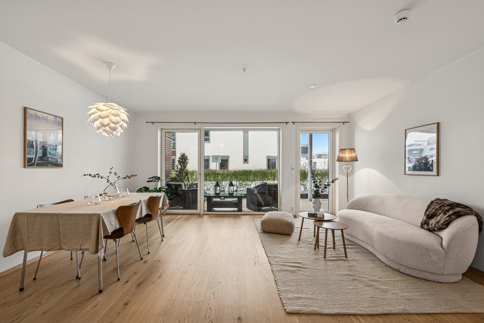 Gjennomgående parkett og vannbåren gulvvarme gir en jevn og behagelig komfort. Galleribilde