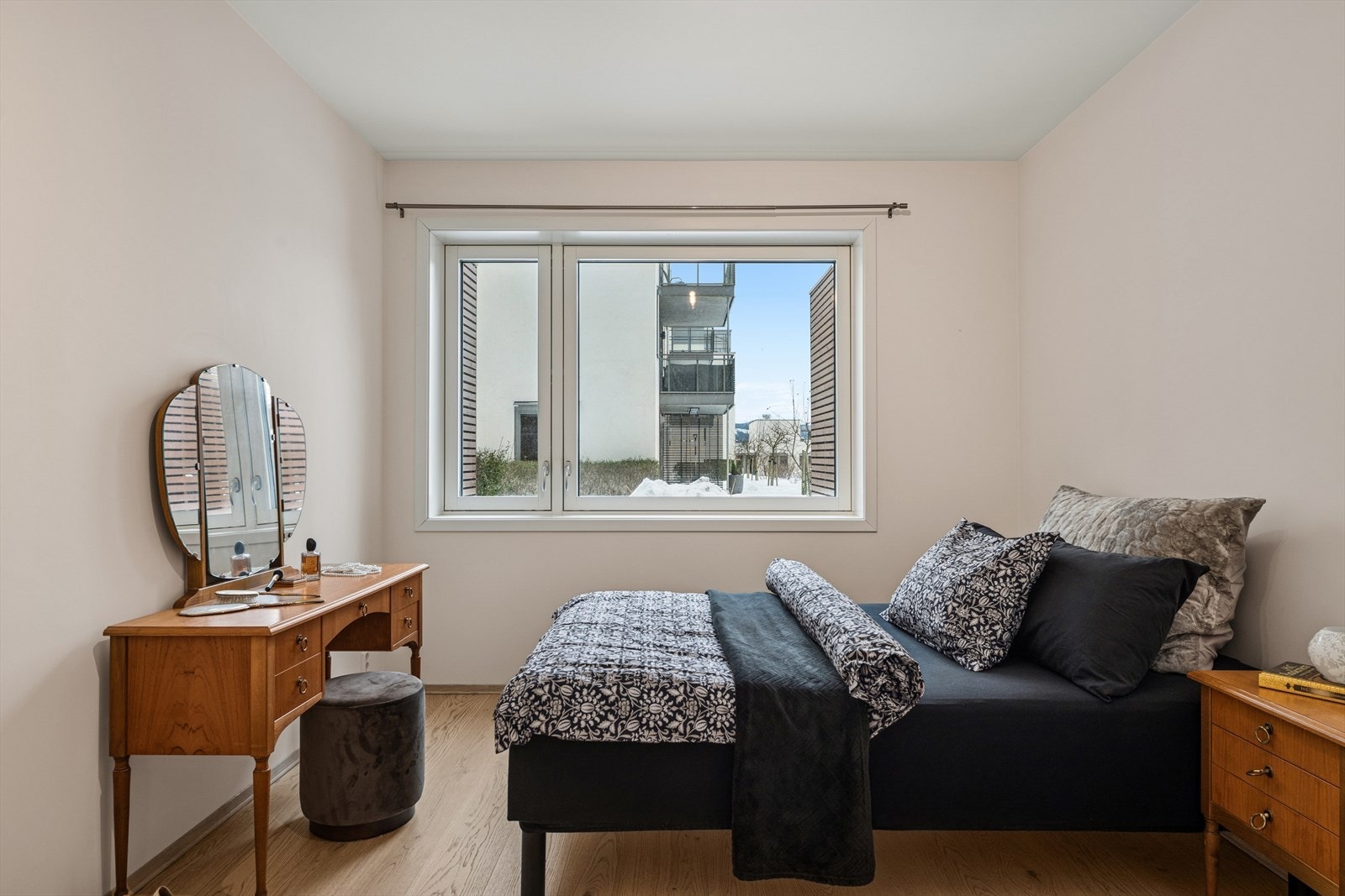 Vinduene har 3-lags glass, som sikrer god isolasjon og et stille innemiljø. Galleribilde