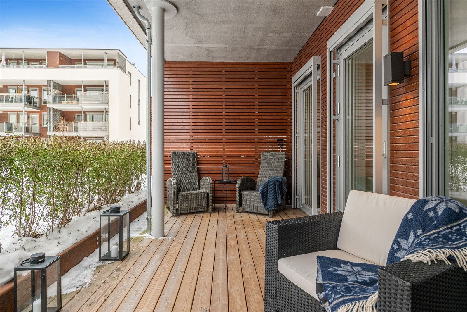 En hekk rammer inn terrassen og gir en skjermet og privat sone. Galleribilde