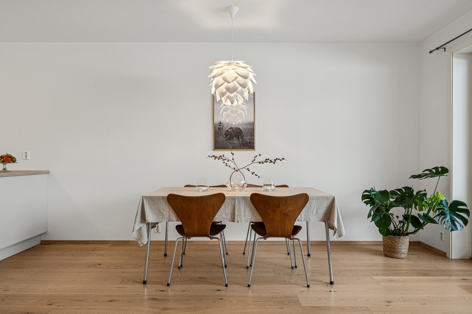 Spisestuen er en integrert del av oppholdsrommet med god plass til måltider. Galleribilde