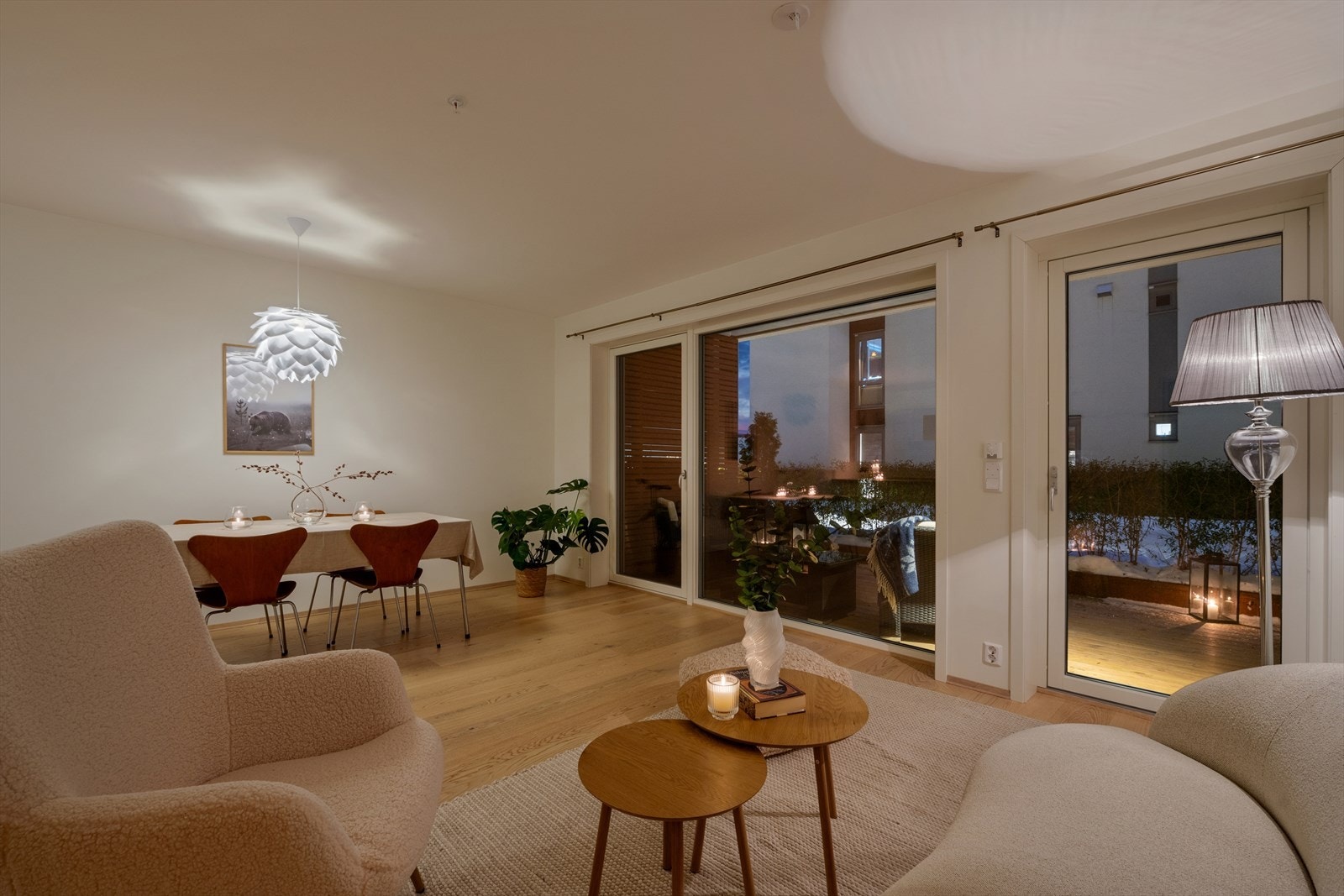 Leiligheten har en åpen og sosial planløsning mellom stue og kjøkken. Galleribilde