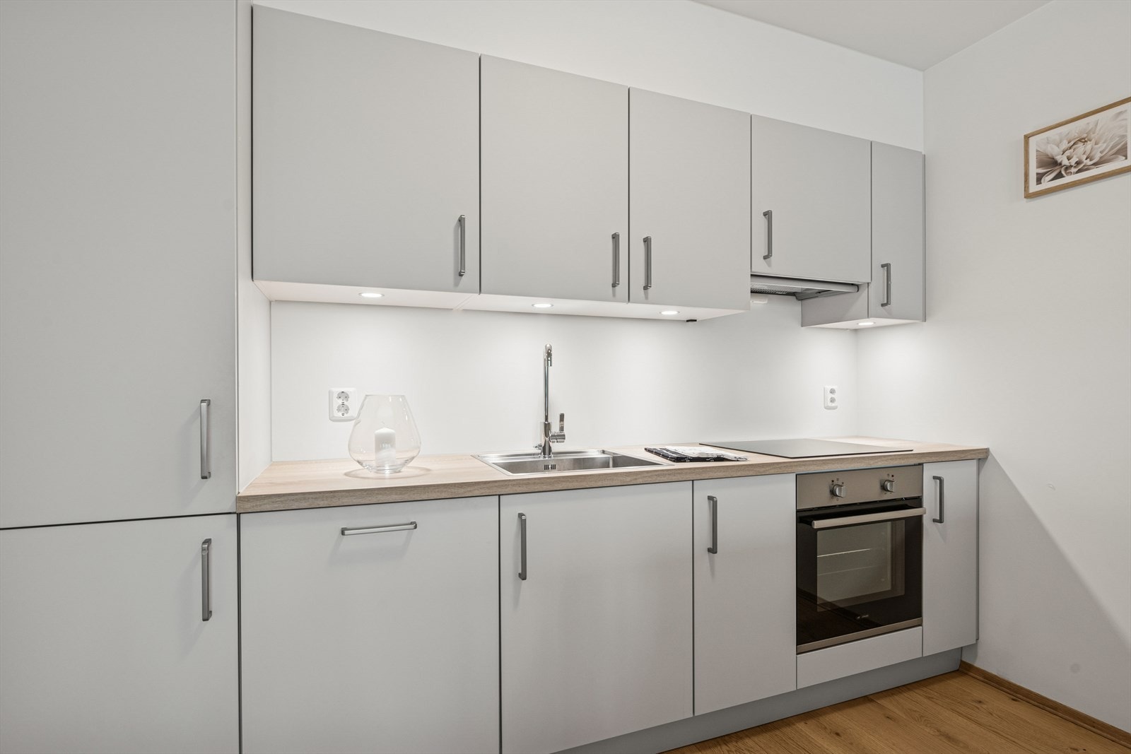 Kjøkkenet er utstyrt med integrert platetopp, stekeovn, oppvaskmaskin og kjøl/fryseskap. Galleribilde