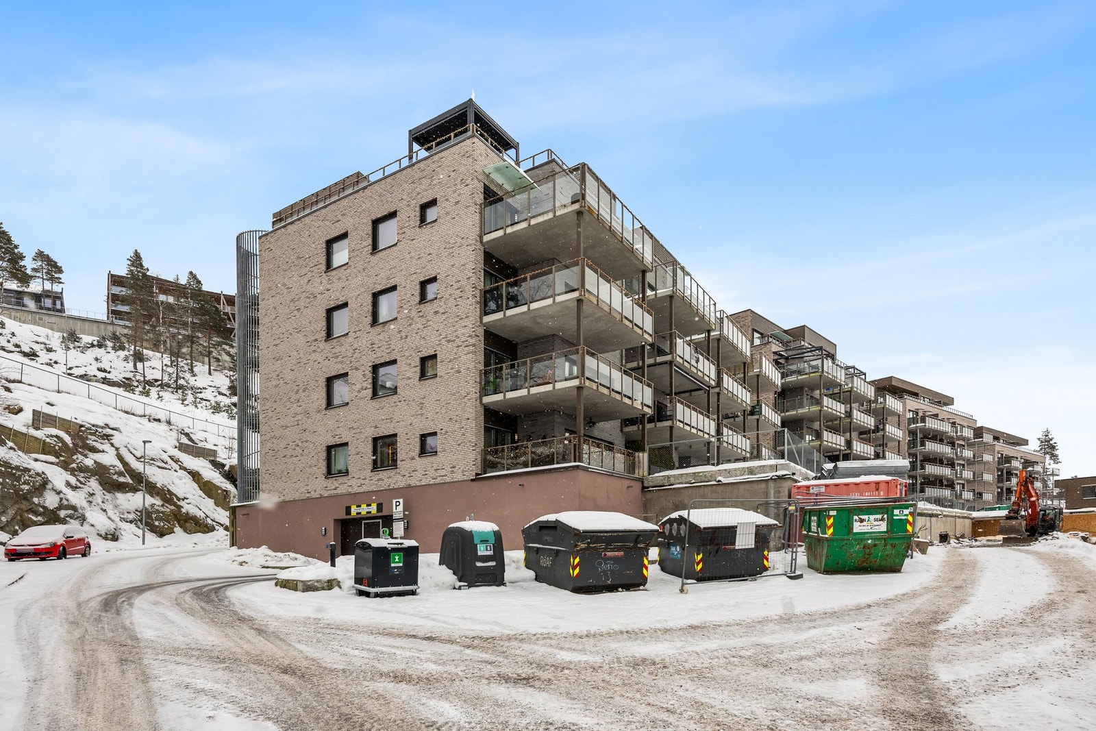 Det ligger parkeringskjeller under blokkene. Mulighet til å tegne 1 års leiekontrakt for biloppstillingsplass. Galleribilde