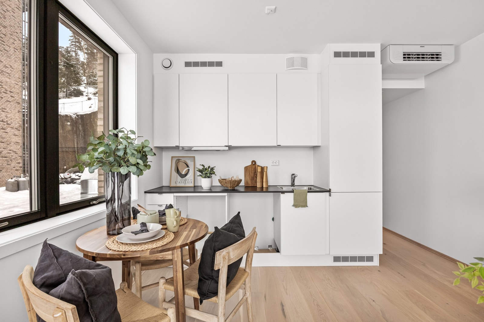 En-stavs eikeparkett og malt veggflater. Galleribilde