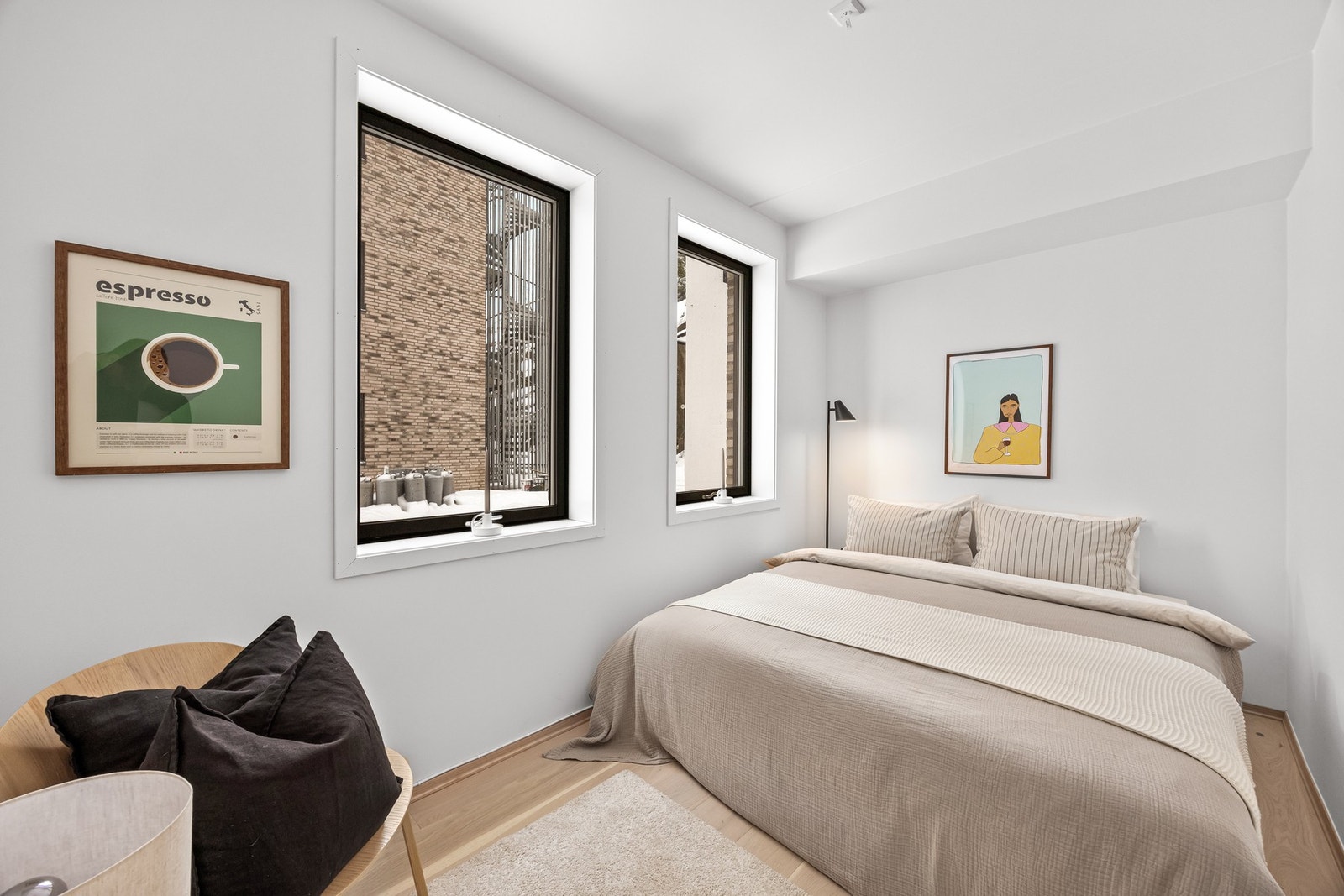 Lys og delikat soverom innredet med dobbeltseng. Galleribilde