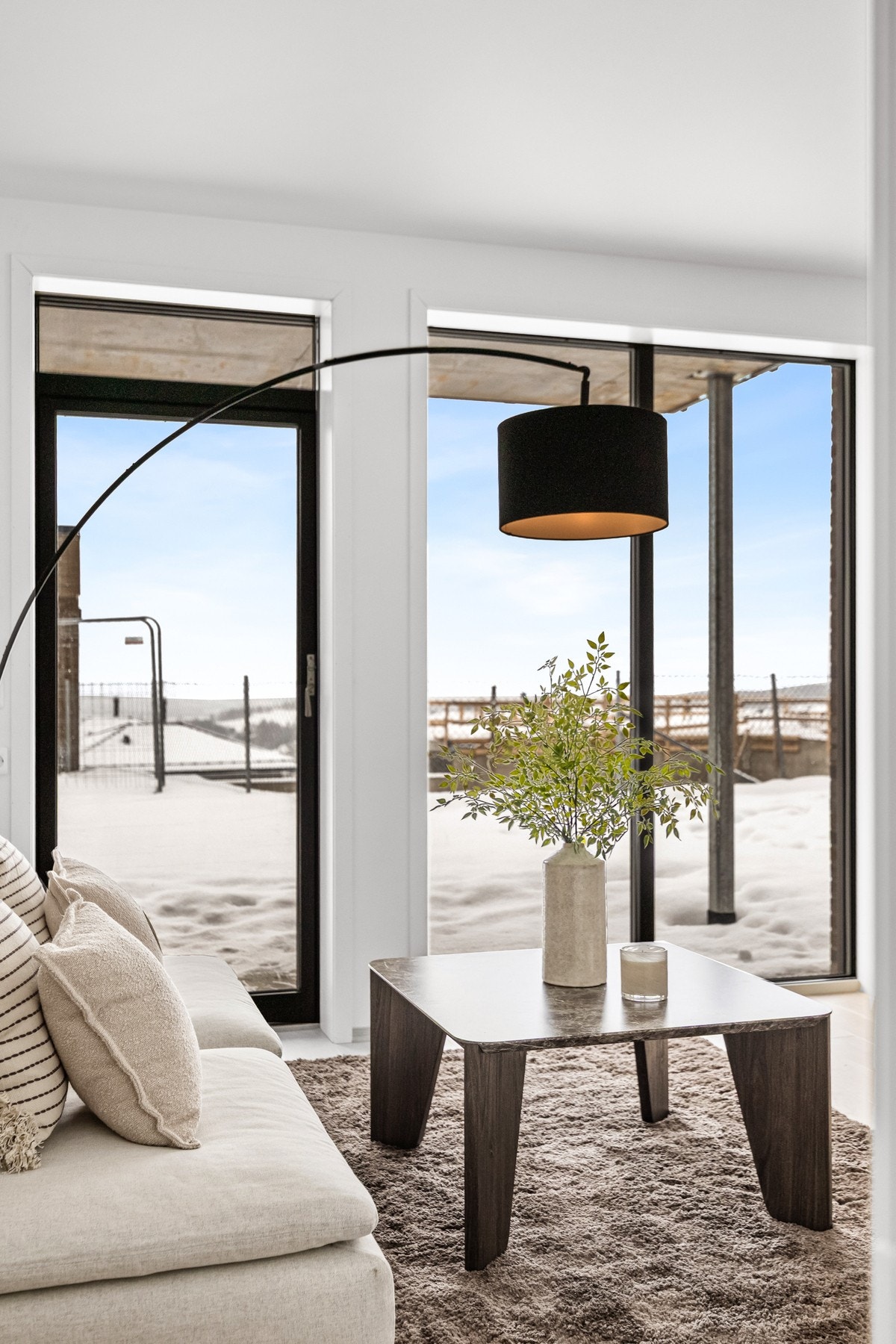 Fra stuen er det utgang til terrassen med betongheller oppmålt til ca 8 kvm. Galleribilde