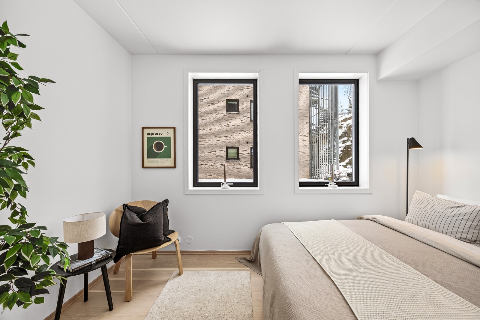 For øvrig kan det settes inn skyvedørsgarderobe for klærne sine. Galleribilde