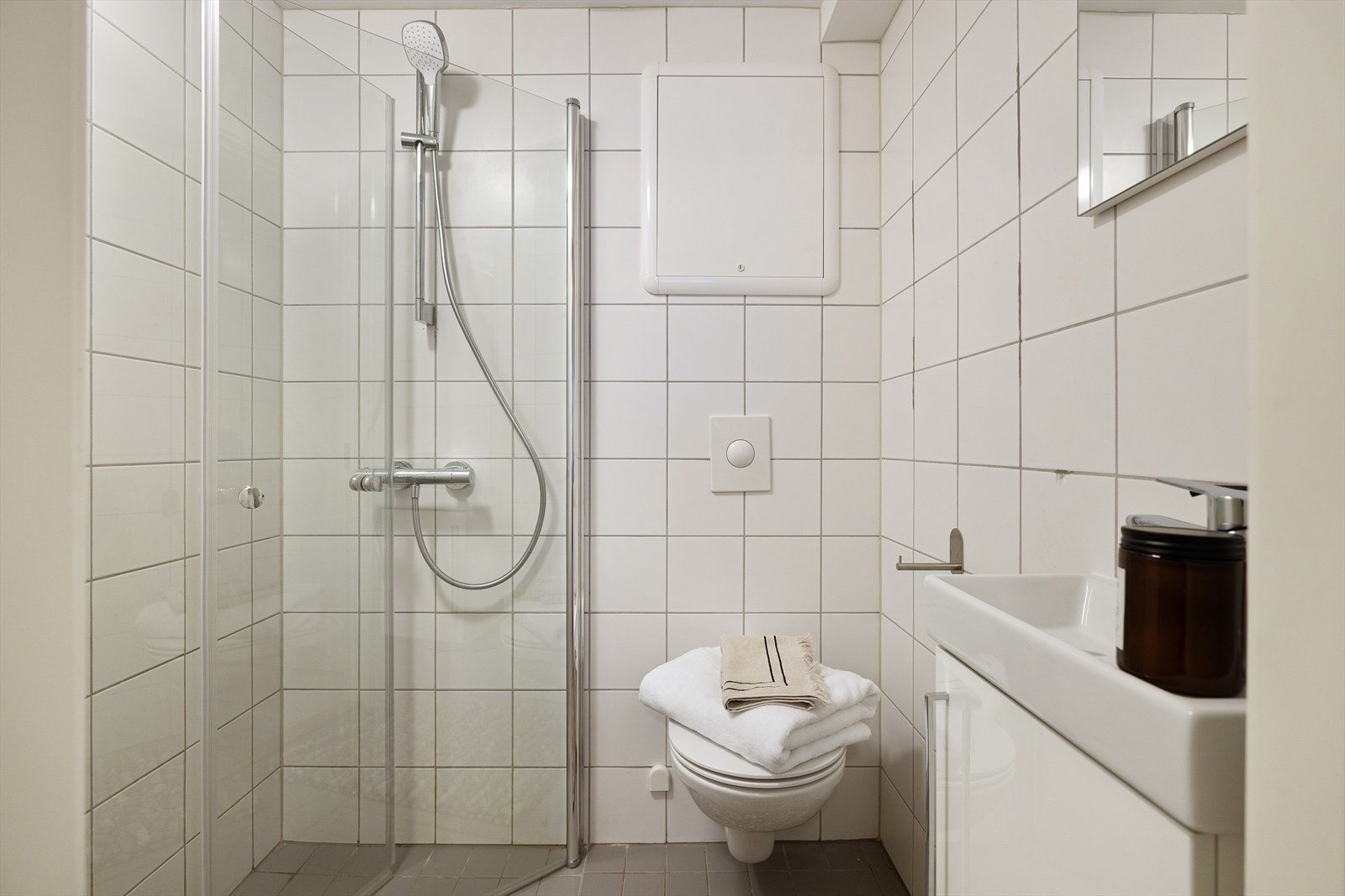 Tidløst, flislagt bad fra 2016 med gulvvarme, mekanisk avtrekk og opplegg for liten vaskemaskin. Galleribilde