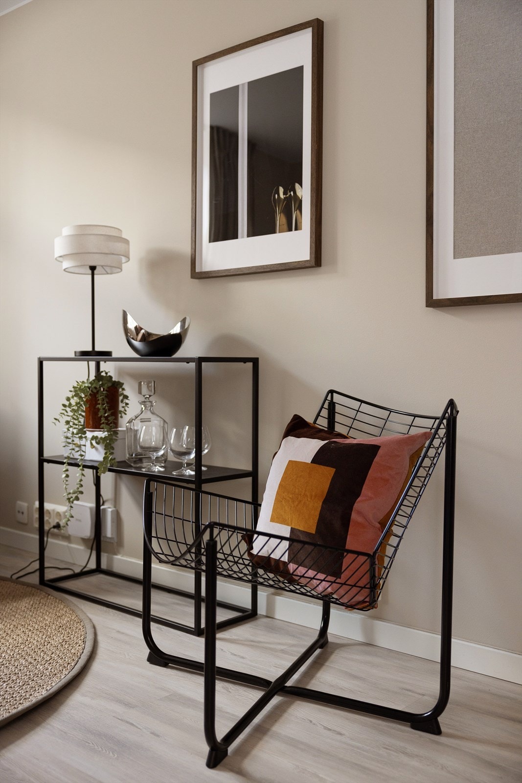 Boligen ligger i en klassisk bygård som ble ombygget og pusset opp i 2016. Galleribilde