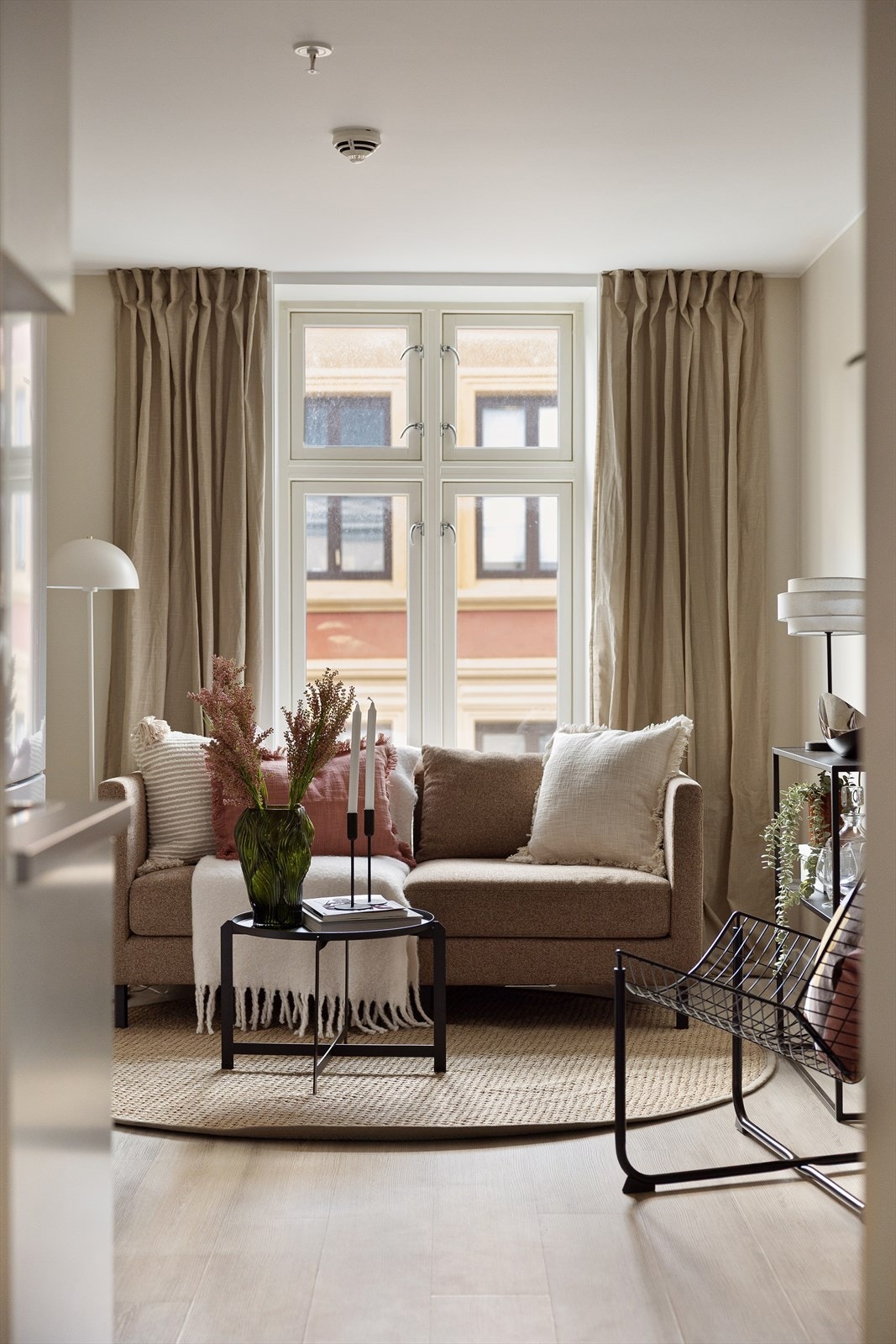 Stort, klassisk vindu gir en lys og luftig romfølelse. Galleribilde