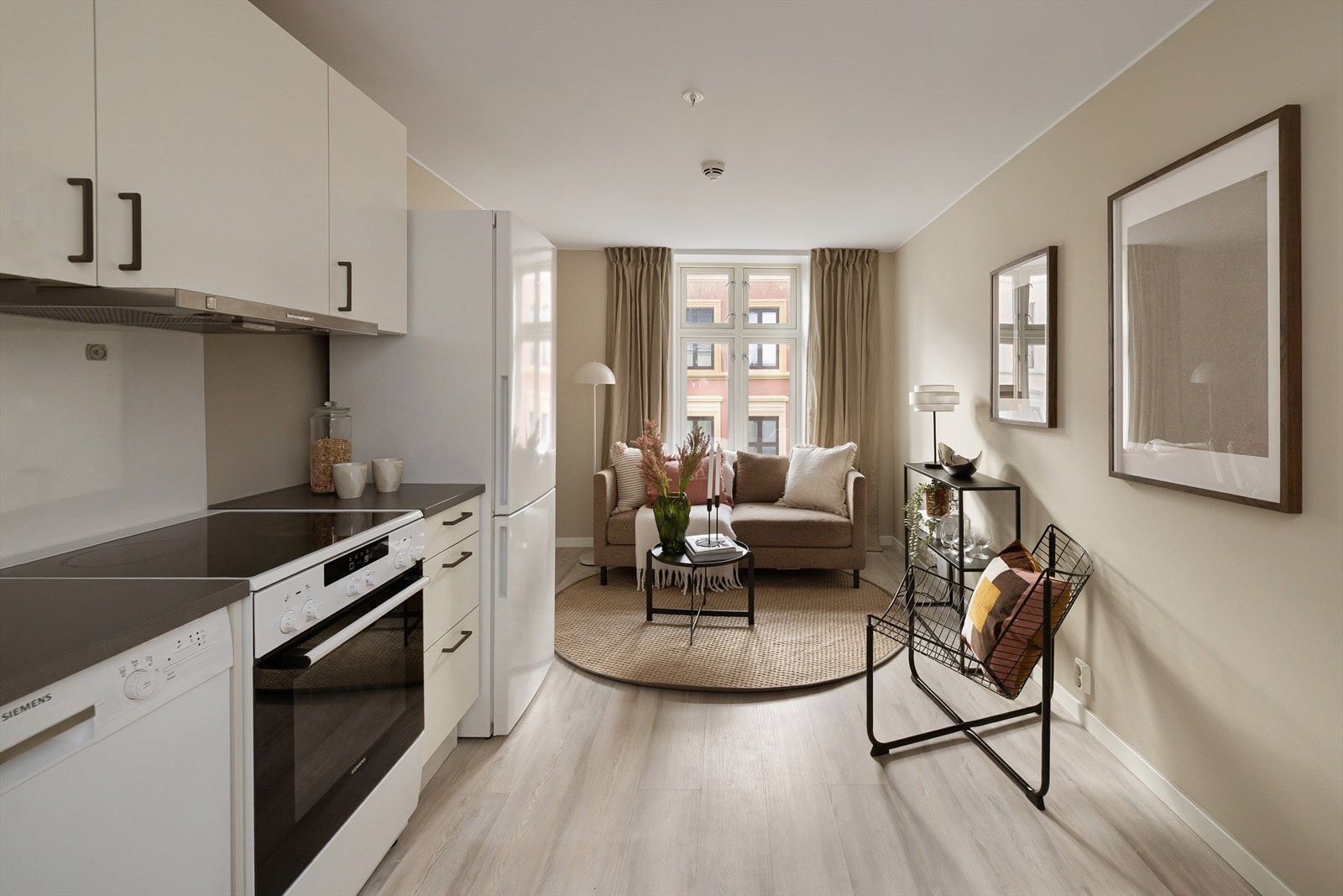 Leiligheten har en delikat fargepalett med nymalte vegger, nye innerdører samt nye lister og gerikter. Galleribilde